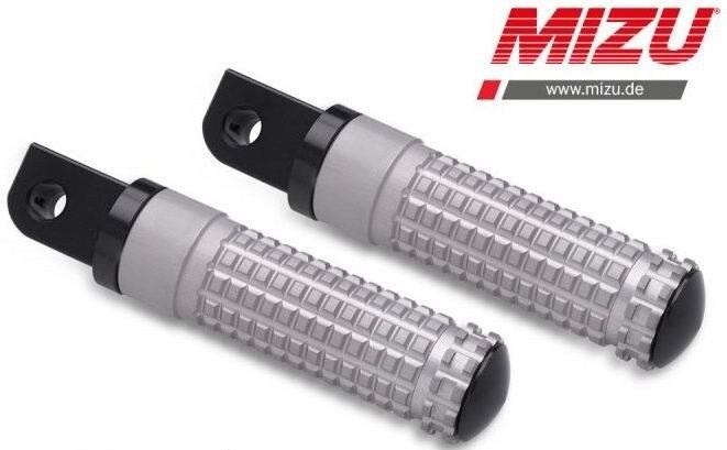 ■詳細説明Article Number：409ST1120044Our MIZU Race footpegs are maximally resilient，provide idealgripthrough a milled surface，as well as security in everysituation.Say goodbye to your old unwieldy footpegs and swap themwith ourlightweight sporty race footpegs. So that the drivingpleasure isnot limited to the racetrack，our footrests are deliveredwith ABE(Vehicle operation licence) and allow access to racing gearforeveryday use.FoldingDelivery in pairs and with jointSupplied with ABE and assembly instructionsHigh quality materialMade in Hilzingen，GermanyFeatures：including ABE，colour：black／silverSpecifications：material：aluminium，anodizedinstallation effort：easy，ca. 15 min.country of production：Germanycertificate：part certificate■注意点※取扱説明書が付属する場合は、外国語となります。※輸入商材の為、納期が遅れる場合がございます。あらかじめご了承ください。※画像には他の商品が含まれている場合があります。※メーカー都合により商品の仕様変更がある場合がございます。ご了承ください。　※画像はイメージです。■適合車種YZF-R1&ensp;YZF-R1 年式: 全年式