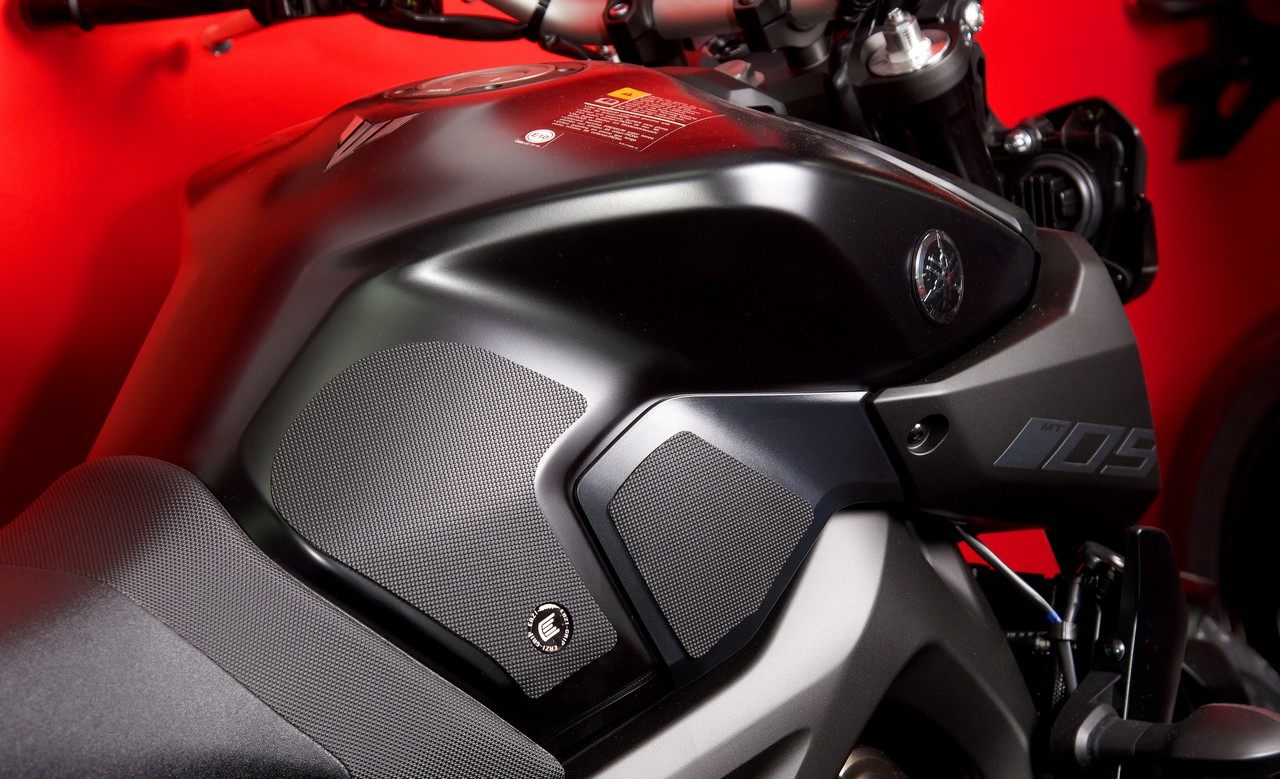 Eazi-Grip ������������å� �ˡ�����åץ��ݡ��� TANK GRIP PERFOMANCE MT-09 YAMAHA ��ޥ� �ˡ�����åץѥå� ���󥯴�Ϣ ���� �����ס�EVO(�����������) ���顼���֥�å�