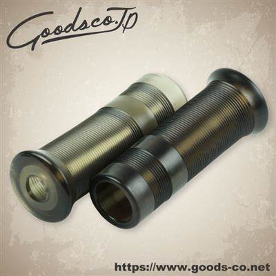 ■商品概要【製品内容】左右1セット【素材／材質】ゴム【サイズ】全長：約110mm【仕様】25.4mmハンドル用■詳細説明UCCオリジナル。デザインにこだわった1インチグリップ。カスタムスロットルホルダーに合うよう、従来のラメグリップと比べ短めにデザインされた、東京UNIVERSALCUSTOMCHOPPERS製グリップ。短くても貧相にならないよう2段階の太リブを追加し、デザイン性にもこだわったカスタムグリップです。■注意点※25.4mmハンドル用となります。※グリップは左右で内径が異なります。※スロットルホルダーによってはグリップが短くなる場合が御座います。サイズをご確認下さい。※電子制御スロットルの車両には装着不可(08年式以降ツアラーモデル等)