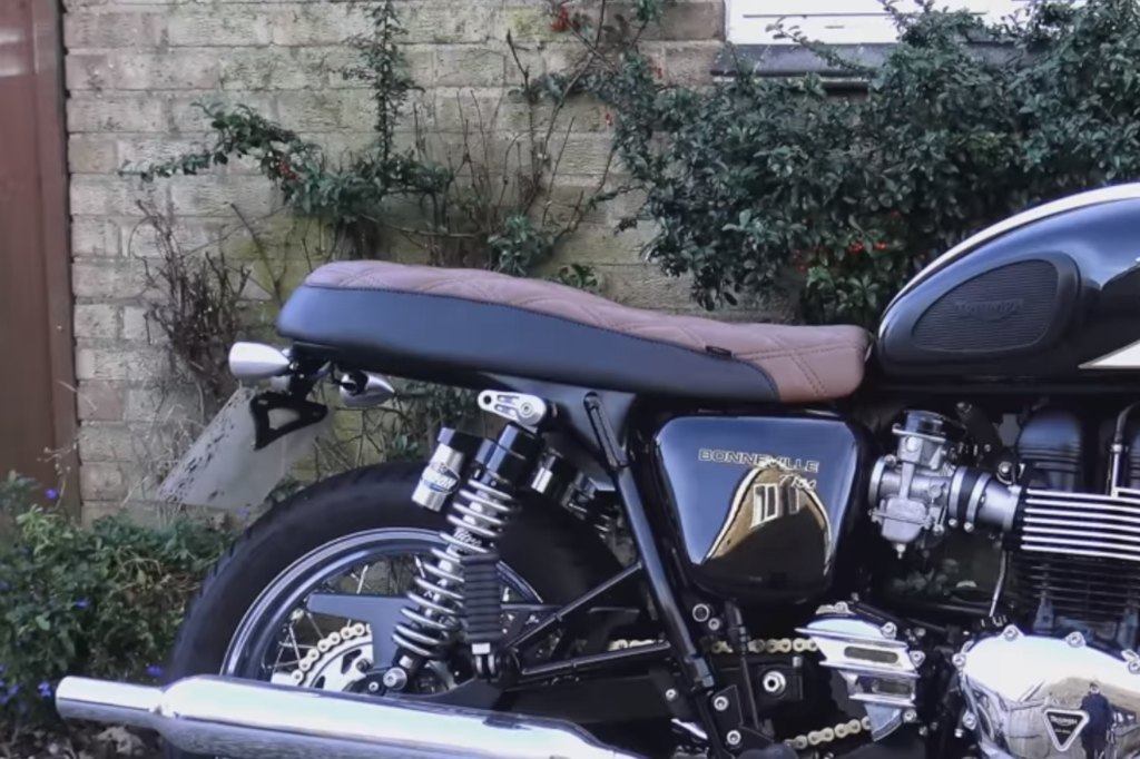 Motone Customs モートーンカスタムズ シート コンフォート ダイヤモンドステッチ BONNEVILLE SE T100 SCRAMBLER 900 THRUXTON TRIUMPH トライアンフ シート関連 外装