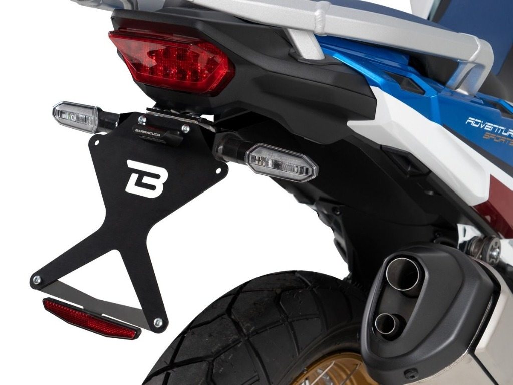 ■詳細説明The reclining license plate kit is made of black anodized aluminum＋steel joint which guarantees its resistance to vibrations.The kit is specific for the motorcycle and includes a sturdyfixingbracket and nuts and bolts.The assembly does not require modifications to theoriginalparts.This license plate holder is specific for original indicators.■注意点※We remind you that the reflector and the license plate lightarenot included in the kit.※ナンバープレートサイズが日本の規格ではない場合があります。取り付ける際にはステーによる加工などが必要なりますのでご注意ください。※取り扱い説明書が付属する場合は、英語となります。※輸入商材の為、納期が遅れる場合がございます。あらかじめご了承ください。※画像には他の商品が含まれている場合があります。※メーカー都合により商品の仕様変更がある場合がございます。ご了承ください。　※画像はイメージです。■適合車種AFRICA TWIN&ensp;AFRICA TWIN 年式: 20-21