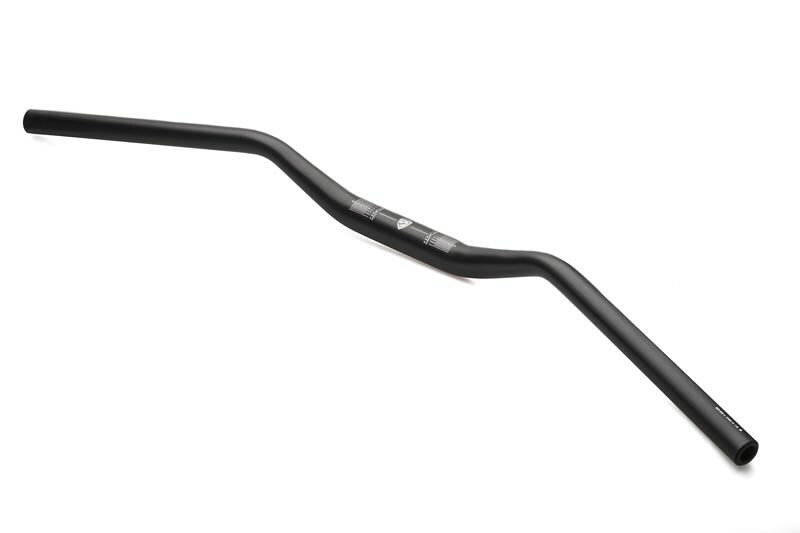 ■商品概要サイズ：1-1／8インチ (長さ 830mm)■詳細説明アルミ製、CNCレーシング用ハンドルバーは、プロフェッショナルで優れた品質の製造プロセスを使用して製造されています。これにより、元のサイズと可変セクションバージョンの両方で運転している最先端のデザインと一貫した安全レベルが得られます。表面陽極酸化処理は、エレガントで、同時に、非常にスポーティな仕上げに加えて、長期的な特性を提供する。■注意点※Webikeにて「CNCRacing(CNCレーシング)」の商品をご購入されたお客様につきましては、商品に関するお問い合わせはWebikeまでお願いいたします。※取扱説明書はすべて英語・その他外国語です。あらかじめご了承ください。※メーカー製造ロットの商品によりロゴが変更になるケースがあります。MADE IN ITALYの刻印が無い商品やCNCRACINGのロゴが、「CNC」のみのデザインもございます。(メーカー本国サイトのロゴのようなデザイン)お客様でご指定は出来ません。あらかじめご了承ください。ロゴデザインの仕様変更に伴うキャンセルや返品は承っておりませんので、あらかじめご了承ください。※画像はイメージです。他のカラーリング／タイプの場合がございます。■適合車種&ensp;&ensp;&ensp;備考: 汎用