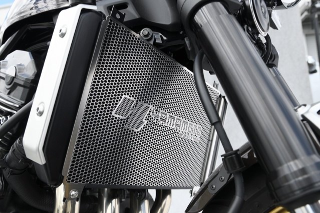 ■商品概要■エンチングファクトリー社製■YAMAMOTO RACING別注モデル■注意点※画像には他の商品が含まれている場合があります。※メーカー都合により商品の仕様変更がある場合がございます。ご了承ください。　※受注後のキャンセル、返品、都合交換はできません。予めご了承ください。■適合車種Z900RS&ensp;Z900RS 年式: 21-