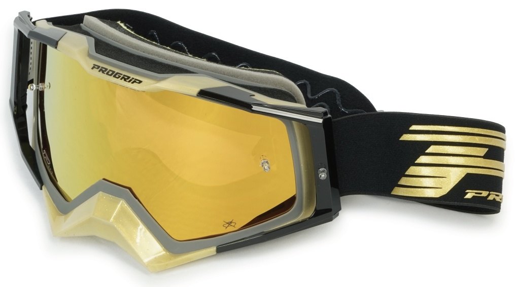 ■商品概要カラー：BLACK／GOLD(380)●アンチフォグ(曇り止め)●アンチスクラッチ(傷つき防止加工)●UVカット●ストラップ滑り止め加工●メガネスリット付き●ティアオフフィルム対応●撥水・カラーベロア加工の二重構造スポンジ■詳細説明■アウトリガーフレームを採用しつつもフレーム強度向上を実現させたレースモデル強度の向上と、視野角の拡大を実現したPROGRIPのトップモデル。ティアオフフィルム対応でハードなレースでの使用も視野に入れたこのモデルは、基本的なスペックは維持しながらも鼻梁部分の強度を向上させました。アウトリガーフレームを採用し、顔へのフィット感を追求。着脱式のノーズガード付属します。■注意点※ミラーレンズは0.9mm厚になります。※メガネスリット：眼鏡によっては使用不可。※ストラップのデザインは製造ロットによって予告なく変更になる場合があります。※メーカー都合により商品の仕様変更がある場合がございます。ご了承ください。※画像には他のカラーが含まれている場合があります。