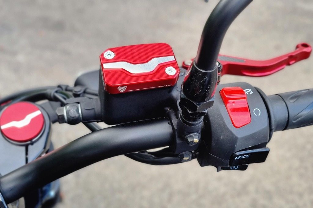 CNC Racing シーエヌシーレーシング マスターシリンダータンクキャップ V7 Stone MOTOGUZZI モトグッチ マスターシリンダータンクキャップ・リザーバーカバー ブレーキ