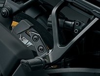 ■商品概要【メーカー品番】9370025810000【参考取付時間】0.2h【材質】スチール【色】ブラック■注意点※樹脂サイドケースセット(別売：95400-25810)を装着する際に必要です。ブラケットセットサイドケースアッパ(別売：47500-25810)と同時使用します。※ブラケットのみで使用することはできません。※輸入品の為、納品に数ヶ月要する場合がございます。あらかじめご了承ください。※画像には他の商品が含まれる場合があります。※メーカー都合により商品の仕様変更がある場合がございます。ご了承ください。■適合車種Vストローム800DE&ensp;Vストローム800DE