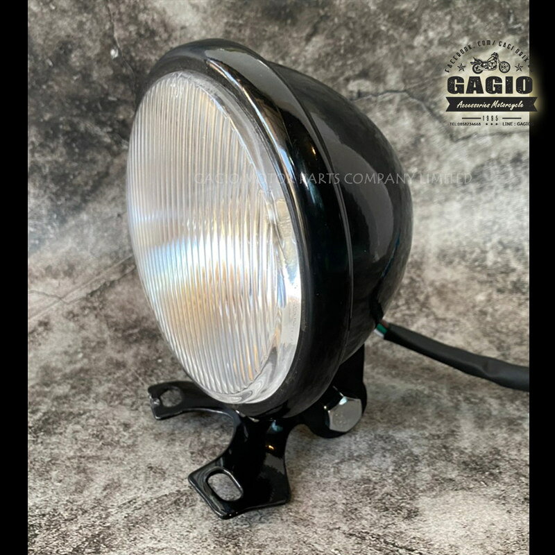 ■詳細説明5 inch round headlights， clear lenses， suitable formotorcycle，classic， retro cafes， other HD numbers. The lampmanufactured fromthe alloy， strong， durable， glass lenses can bechanged to put LEDlamps， helping to brighten.1. Material：alloy2. Lens material：glass3. Color：Black4. Lens color：clear5. Voltage：12V6. Lamp size (width x Height x thick)：13x13x9.5 cm7. Fire level：High， low， dimmer■注意点※Please note＊ this is a universal product. It may require someskilland tools for installation.※取扱説明書が付属する場合は外国語となります。※輸入商材の為、納期が遅れる場合がございます。あらかじめご了承ください。※メーカー都合により商品の仕様変更がある場合がございます。ご了承ください。　※画像はイメージです。■適合車種&ensp;&ensp;&ensp;備考: 汎用
