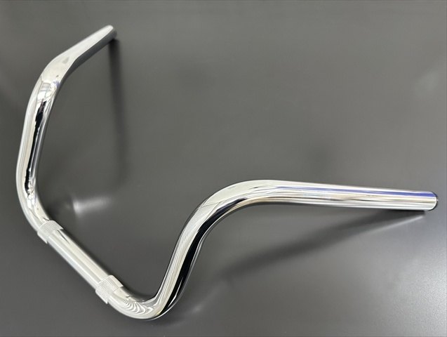 ■商品概要【サイズ】・直径：22.2Φ・幅：55cm・高さ：18cm【材質】スチール製(表面はクロームメッキ仕上げ)■詳細説明スタッフの軽い一言で世に生み出されてしまった「ワルナベハン」これの改良型？変種？的なハンドルがこの度完成いたしました。正直なところワルナベハンを大型車や車重の重たい車両に使用すると取り回しが大変になるのは何となく想像できますよね...発売当初からよくお客様に「もう少し幅があればねぇ...」とのお声を頂戴しておりました...そんなお声に応えるべく誕生したのがこのハンドルです。ワルナベハンの高さはそのままに、攻めすぎた幅を広くし、甘くマイルドな顔つきになって新登場その名も「アマナベハン」一般的なシボリハンドルの幅が60cmなのに対し、ここはちょっとだけ攻めて55cmにしております。絶妙なサイズ感で乗りやすさ、取り回しやすさを考慮しつつ「ワルナベハン」の悪さもしっかり受け継がれているハンドルです。パイプの厚さも純正品は1.5mmですが2mmまで厚くし強化しております。■注意点※画像には他の商品が含まれている場合があります。※メーカー都合により商品の仕様変更がある場合がございます。ご了承ください。■適合車種&ensp;&ensp;&ensp;備考: 汎用