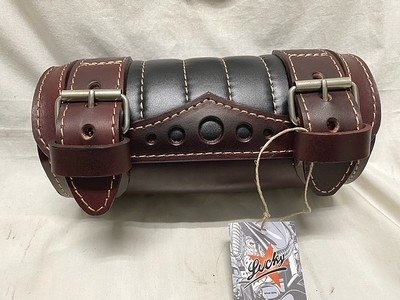 ■注意■この商品は下記となります。必ずご確認ください。カラー：ダークブラウン×ブラック(SBSp03-1-TB)■他の商品はこちらですカラー：ダークブラウン×ブラック(SBSp01-1-TB)はこちらカラー：ブラック×ブラックはこちらカラー：ダメージブラック×ブラックはこちらカラー：ブラウン×ブラックはこちら※リンク先に商品がない場合、すでに完売している商品となります。予めご了承ください。■商品概要made in ポーランド素材：本革サイズ：横 約24.5センチ／直径 約12センチ■詳細説明高級イタリアンレザーを使用しており、すべての商品がひとつひとつ丁寧に手作りされています。■注意点※メーカー都合により商品の仕様変更がある場合がございます。ご了承ください。