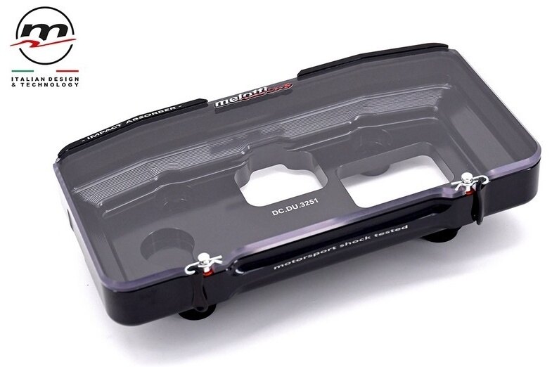 ■詳細説明The Melotti Racing Impact Absorber for the new V4 was conceivedtoprotect an indispensable instrument from damage resulting fromafall.- CNC machined，made from an Aluminium alloy solid- Technopolymer front panel to protect the LCD screen- 'Quick-fix' front panel assembly，direct from the race fields(nokey needed)- Minimal dimensions，no changes needed for assembly- 'Elastic' mounting of the dashboard to absorb shocksandvibrations without damaging the electronicsBlack anodized.p.n. DC.DU.3251■注意点※取扱説明書が付属する場合は、外国語となります。※輸入商材の為、納期が遅れる場合がございます。あらかじめご了承ください。※メーカー都合により商品の仕様変更がある場合がございます。ご了承ください。※画像には他の商品が含まれている場合があります。　※画像はイメージです。