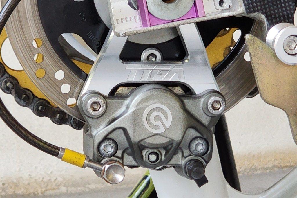 ウェビック 楽天市場店のTYGA PERFORMANCE タイガパフォーマンス フロントキャリパーサポート 84 mm Brembo コンバージョン、シルバー、VJ23 RGV250 Gamma SUZUKI スズキ キャリパーサポート・ブラケット ブレーキ｜アングル2