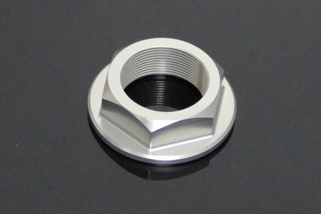■詳細説明トップトリプルクランプナット (M24x1) SP1 6061 T6アルミニウムから加工されたトップクランプナット。軽量で見た目も良い。クリアアルマイト処理により長持ちする仕上げ。このナットはHONDAVTR1000 SP1のトップナットに直接交換できます。ネジはM24x1です。トルク設定：5Nm■注意点※取扱説明書が付属する場合は、英語となります。※輸入商材の為、納期が遅れる場合がございます。あらかじめご了承ください。※メーカー都合により商品の仕様変更がある場合がございます。ご了承ください。■適合車種VTR1000SP&ensp;VTR1000SP&ensp;&ensp;備考: SP1