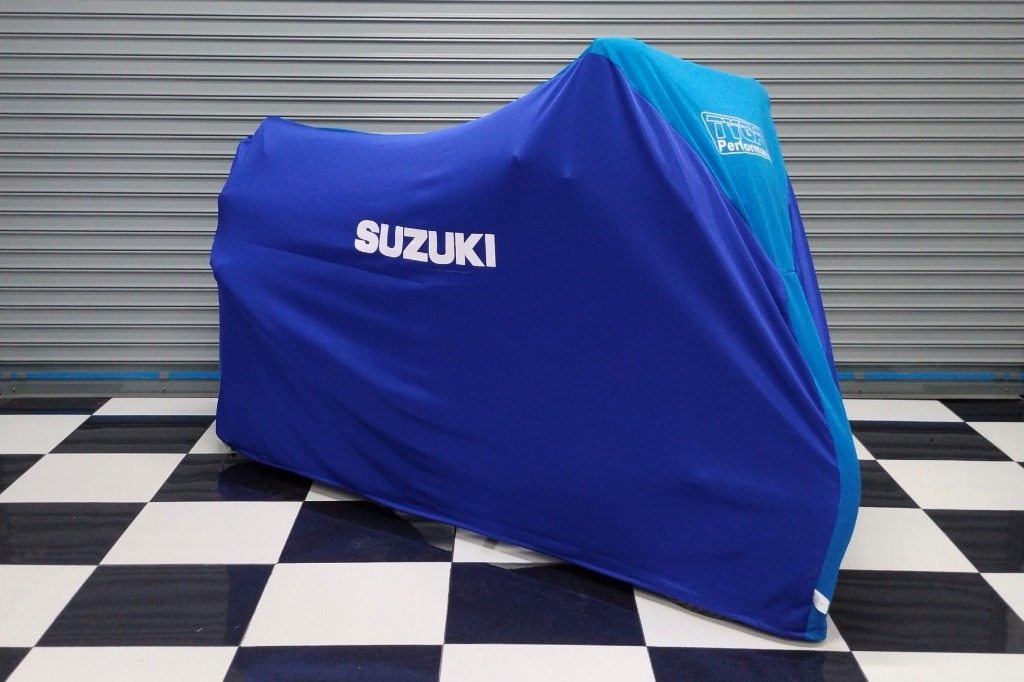 ■詳細説明TYGAバイクダストカバー、ブルー/ライトブルー、スズキこのカバーは通気性のあるポリエステル100％から手作りされており、屋内のダストカバーに最適です。125ccから最新の1000ccまでのスポーツバイクに適しています。スポーツバイク、カバーの底部には所定の位置に固定するための引き紐が付いており、専用の収納ポーチが付属しており、洗濯機で洗えます。注意、これは屋内での使用のみです。対象：耐候性カバー、参照08P34-KPP-700 HONDA バイク カバー。カスタムメイドのダスト カバーまたはカスタム スクリーン印刷に関する特別な要件については、お問い合わせください。最小注文数量が適用されます。■注意点※取扱説明書が付属する場合は、英語となります。※輸入商材の為、納期が遅れる場合がございます。あらかじめご了承ください。※メーカー都合により商品の仕様変更がある場合がございます。ご了承ください。