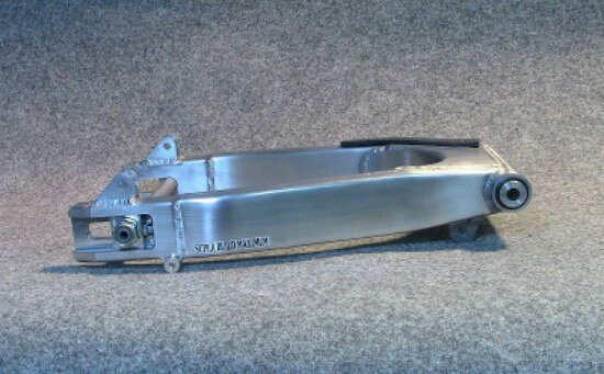 ■商品概要重量：3.2kg■詳細説明この製品はレーシングパーツです。ピボット及びエンドピース部以外を、アルミ板を成型して製作してます。ノーマルフレームに取り付け、スタンダードホイルを使用出来るように製作してます。ピポット部分はニードルベアリングとボールベアリングを使用。リヤショックの取り付け部分は、ノーマル形状(ブッシュ挿入)タイプとオーリンズなどを取り付けるコの字タイプから選択できます。■適合車種CB750&ensp;CB750 型式: K0-K4