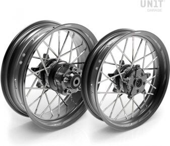 ■詳細説明Article Number：2520-tube-typeDesigned and hand made in Italy： the culmination of techniqueandcraftsmanship that will make your bike unique and exclusive.Set of wheels front / rear fully interchangeable with theoriginalwheels and compatible with the stock bike without having tochangeany original components.They reuse your existing brake discs， original screws andtires.Technical features：Aluminum hub (6082-T6) billet (CNC) matt black colorAluminum rim matt black colorSpokes， 24， steel 304 silverRim measurements：FRONT 350x17 (Approved in accordance withEuropeanstandard ETRTO)REAR 550x17 (Approved in accordance with EuropeanstandardETRTO)Important： After completing the order， we ask you to send a copyofthe motorcycle’s documents and the related order numbertoinfo@unitgarage.com to double check compatibility.N.B. upon request the wheels can be made in different colours.Delivery time is 4 to 6 weeks after receipt of payment.In order to offer you the best we constantly improve ourproductdetails. The images may refer to a previous version.■注意点※取扱説明書が付属する場合は、外国語となります。※輸入商材の為、納期が遅れる場合がございます。あらかじめご了承ください。※メーカー都合により商品の仕様変更がある場合がございます。ご了承ください。　※受注後のキャンセル、返品、都合交換はできません。予めご了承ください。　※画像はイメージです。■適合車種MT-09&ensp;MT-09