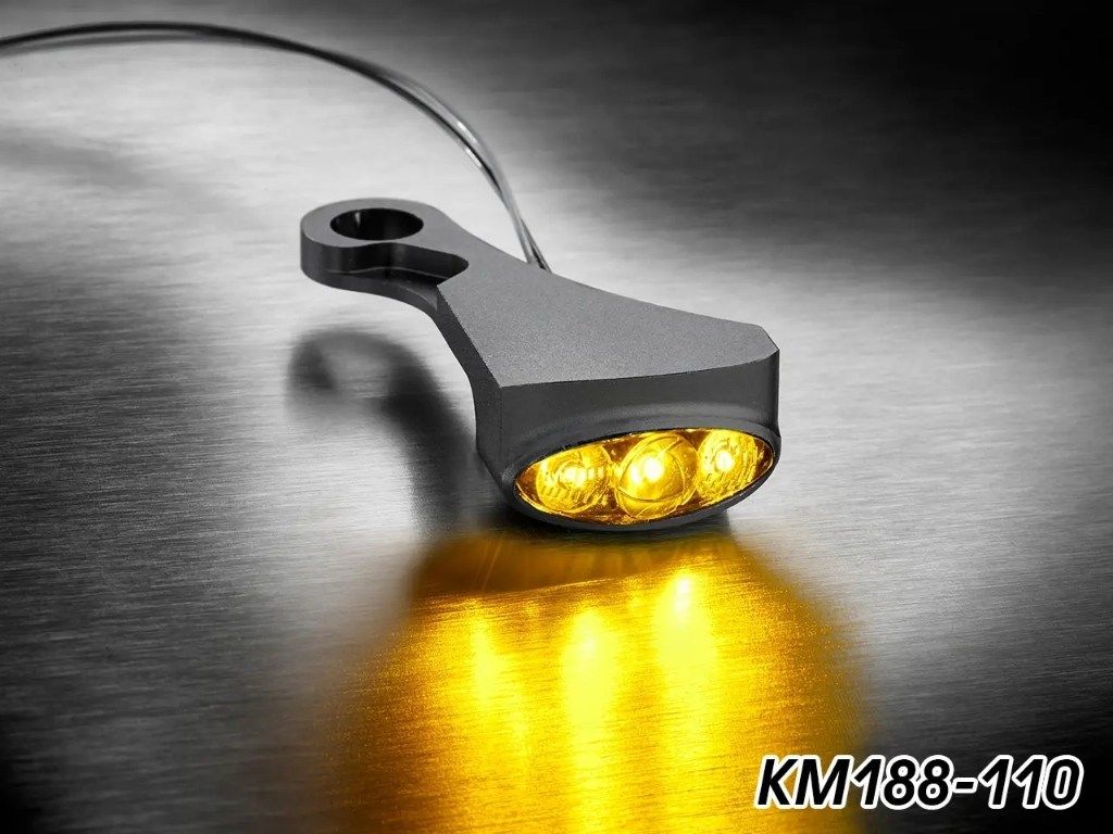 ■商品概要サイズ：13×25×50 mm取付位置：前左本体カラー：マットブラックレンズカラー：クリアー(灯火色：橙色)ウインカー用電圧：12v仕様車用■詳細説明Kellermann／ケラーマンの技術を集結させたLEDウインカー microS／マイクロSのサイズ感をそのままに、ソフテイル専用として誕生したDash Micro／ダッシュ マイクロ。ソフテイルへの取り付けに特化し、取り付けステーを一体型化。いままで別途必要だった取り付けステーが不要になると同時にデザインもスマートに仕上がります。点灯時には充分な光量をもち、100m先からでも余裕を持って点滅を視認できます。また独自のマイクロプリズムをレンズ面に施し、広い角度での圧倒的な視認性を誇ります。小さくても安全性を犠牲にしない。この光量こそが困難な製品化を実現した、Kellermannの技術の高さの証です。今まで達成できなかったあなたのカスタマイズの答えがここにあります。ちなみにAttoとは10のマイナス18乗のことで、製品の小ささに対する思いが込められています。■ハイパワーLED仕様Long LifeProtectionGuard?採用。内蔵IC制御により330KHzで高速点滅させ、低消費電力、長寿命化を実現高品質メタルハウジング採用 (住宅の外装にも使われる、軽量高耐久な積層ガルバリウム鋼板を採用)■車検対応協定規則50号認可商品／eマーク E13 50R光源のワット数や照明部の面積を理由に不適合となることはありません。(協定規則50号の認可を受けている方向指示器であり、法第75条の3第1項の規定に基づき装置の指定を受けた方向指示器又はこれに準ずる性能を有する方向指示器である為)車検時には本体に刻印または印刷されているEマークと148Rを提示してください。■注意点※12V ハロゲン仕様車両は別途ハロゲン仕様車用レジスターまたはリレーが必要です。※12V LED仕様車両は別途LED仕様車用レジスターまたはリレーが必要です。(一部車両を除く)※5V-9V仕様車は昇圧ユニット i.SED V6 品番：KM123-966を別途お求めください。※他社製レギュレータ、リレー等との併用時は動作保証、品質保証をいたしかねます。レギュレータや、リレーを使用する場合はKellermann製品をご利用ください。※商品の多くは海外製品の為、取り付けに加工が必要な場合がございます。※画像はイメージです。掲載画像の取り付け車種、カラーなど、画像と異なる場合がございます。※撮影の都合上、他商品も画像に写っている場合がありますが表題の商品のみのお届けとなります。※メーカー都合により商品の仕様変更がある場合がございます。ご了承ください。■適合車種Softail&ensp;Softail 年式: 18-24&ensp;&ensp;備考: ※車検対応