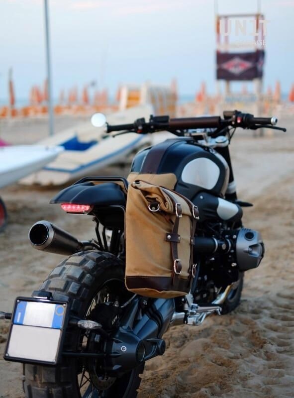 UNIT GARAGE ��˥åȥ��졼�� Unit Garage Canvas Side Pannier Scram 22L-30L + Right Subframe Pan America 1250�� Black/Brown | U201+3304DX-Black-Brown �����ɥХå� �����ѥХå���������