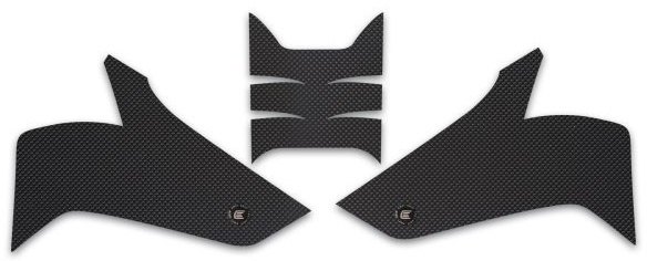 ■商品概要カラー：ブラック【重量】0.34 kg【サイズ】28.2 × 17.6 × 0.19 cm【対応商品】タンクグリップ、ラップアラウンドタンクグリップ■詳細説明Eazi-Gripタンクグリップまたはペイントプロテクションキットは、HondaAfricaTwinにおすすめのアップグレードパーツです。・センタータンクパッド付属・正確にフィットするよう専用サイズにカット済み・面取り加工済みエッジ・高品質なポリウレタンとシリコーンを使用・ライダーの安定したボディポジション維持をサポート・より優れた車体コントロールをサポートする設計・ライダーの疲労軽減をサポート・タンクグリップ専用に配合された透明接着剤を採用イージーグリップは、バイクのコントロール性を向上させるためにモータースポーツのメッカの一つでもあるイギリスにて開発されたバイク専用のタンクパッドです。欧州のレースシーンではすでに主流のブランドとなっており、2017年度のIsle of Man TT(マン島TT)では優勝が6回、表彰台14回、トップ10フィニッシュは実に30回以上と実に輝かしい実績を支えています。こうしたレースシーンでの華々しい記録が創業時から採用チームが増加の一途を辿る理由となっています。タンクパッドの適切な装着によりコーナリングやブレーキング中のライダーのポジションに安定した状態で維持する支えになる一方、ニーグリップや姿勢維持のために無駄な力が入らないため長時間の走行シーンでも疲労軽減効果が期待できます。シリーズごとに高品質なポリウレタンやシリコン素材を採用。製品表面の独自の突起のデザインを組み合わせることで高いグリップ力と耐久性を両立する一方、着用するライディングウェアへのダメージを軽減し、快適性を向上させることができます。カラーはクリアとブラックの2色がラインナップ(シリコンタイプはブラックのみ)されているため、車両カラーに合わせてお選びいただけます。◆EVOシリーズ・・・標準グレードイージーグリップEVOシリーズは2011年に登場し、高いグリップ力とライダーの快適性を両立させた半球状のトラクションドームを備えたタンクパッドです。BSB(ブリティッシュスーパーバイク選手権)に出場しているトップチームからのフィードバックを受け、BSBでも採用中のチームが増えるなど進化を続けています。◆PROシリーズ・・・サーキット向けイージーグリップPROシリーズは特徴的な円状のエンボス加工が施され、EVOシリーズに比較して突起が小さく滑らかで、ダイナミックな表面構造を持っています。ライディング時にはライダーの自在な動きを可能にする一方で、ハードブレーキングといった状況でも車体との高い一体感とグリップ力を得られるよう設計されています。◆SILICONEシリーズ・・・ストリート向けイージーグリップSILICONEシリーズはエルゴノミクスに基づいて開発された、シリーズ中最も走行時の快適性を追求した製品です。特注のシリコン素材によるクッション性と表面構造によりライダーの疲労を低減しストリート走行やツーリングと言ったシーンで活躍します。■注意点※貼り付け時は付属されている脱脂用のアルコール綿で貼付け位置の清掃・脱脂を行ない、気泡の入らないように注意しながら貼り付けを行って下さい。※出荷時の剥離紙がピンク色となっておりますので色がついているように見えますが、商品はブラックとクリアの設定となっています。※粘着面の剥離紙を取る際に粘着面ごと剥離させないよう、カッターナイフの刃を当てて剥離紙のみを浮かせてからゆっくりと剥がして下さい。※取扱説明書が付属する場合は英語となります。※輸入商材の為、納期が遅れる場合がございます。あらかじめご了承ください。※メーカー都合により商品の仕様変更がある場合がございます。ご了承ください。※画像には他のタイプが含まれている場合があります。■適合車種AFRICA TWIN&ensp;AFRICA TWIN 年式: 20-24