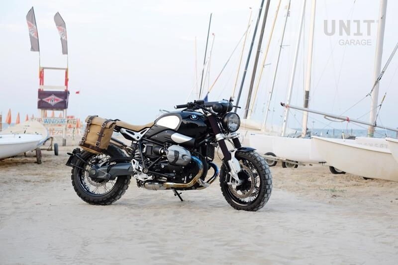 ウェビック 楽天市場店のUNIT GARAGE ユニットガレージ Unit Garage Canvas Side Pannier Scram 22L-30L + Right Subframe R 1200 LC， Green/Brown | U201+2101DX-Green-Brown サイドバッグ 車体用バッグ・ケース｜アングル2