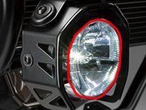 ■商品概要【メーカー品番】9917206L01000旧品番：99000-990D2-220左右セット光量：3800カンデラ色温度：6000ケルビン消費電力：7.5W／0.56A■注意点※取付にはクランプセット(別売：99000-990D7-093)、シュラウドセット(別売：99000-990D7-092)、アクセサリーバー(別売：99000-990D7-124)若しくはアクセサリーバーA(別売：94200-06810、XT標準装備)が必要です。※型式および対象号機番号をよくご確認の上ご購入下さい。※メーカー都合により商品の仕様変更がある場合がございます。ご了承ください。