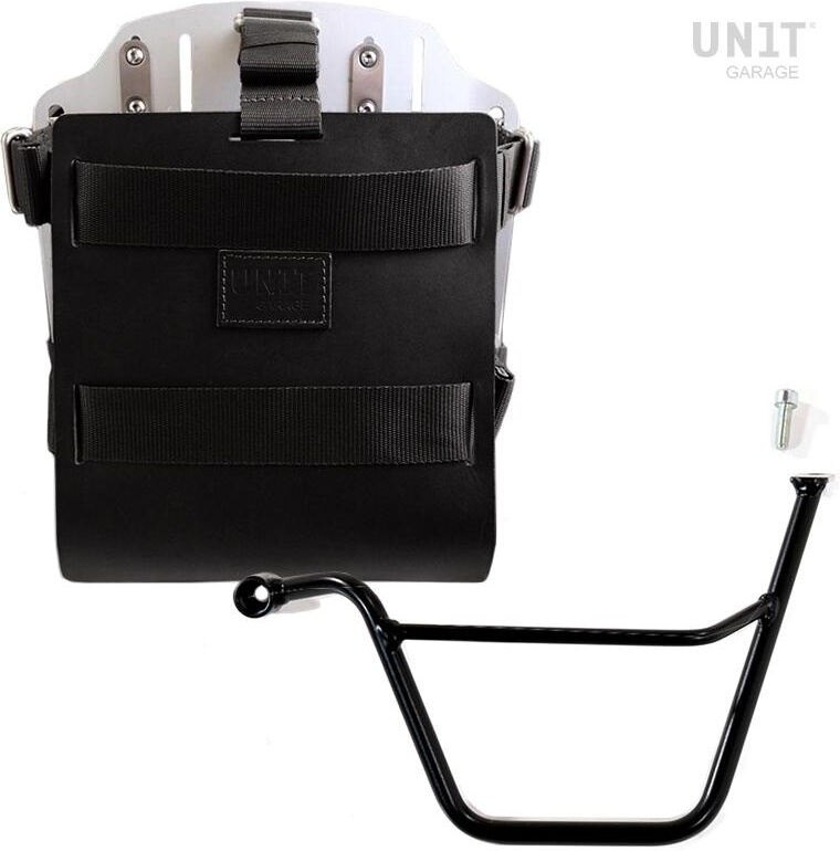 ■詳細説明Article Number：U085-U000-1005SXCarrying system in aluminum with adjustable leather front，QuickRelease System and Left frame.Carrying system in aluminum complete with adjustable leatherfront.It quickly attaches to our bag holder frames with the quickreleasesystem cod.U000 already included and mounted on the back oftheplate ， which is equipped with a lock for locking on theframeitself. The plate creates a flat mounting surface on the sideofthe bike， this will allow the transport of unattached bags orotherobjects， such as sleeping bags， jackets etc. The front flap，withattention to the smallest details with 3 mm leather finishes，canbe adjusted using the supplied sliders and can be removedveryquickly from the plate.Left Frame made of steel treated with a matt black epoxy.It is mounted on the left side of the bike. Specially designedtointegrate seamlessly with the rest of the bike. Ready to hostourquick release system， beautiful and minimal even when the bagisnot mounted. It comes complete with screws and can bemountedeasily on the bike in the original configuration， with orwithoutpassenger frame. All accessories are compatible with eachotherexcept when specified otherwise. It can be used comfortablywiththe passenger on board.NB： Compatible with： Bonneville T100 (2001-2016) & Scrambler900(2006-2017)height 25 cm， extendable in height up to 50 cm， width 25cmextendable up to 40 cm. depth 5 cm - 25 cm.10L - 20L1，9kgTo offer you the best we are constantly improving our productsindetail. The images may refer to a previous version.■注意点※取扱説明書が付属する場合は、外国語となります。※輸入商材の為、納期が遅れる場合がございます。あらかじめご了承ください。※メーカー都合により商品の仕様変更がある場合がございます。ご了承ください。　※画像はイメージです。