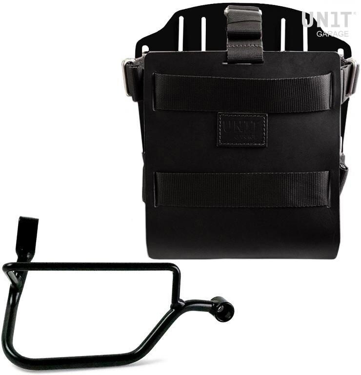 ■詳細説明Article Number：U085-U000-1017DXCarrying system in aluminum with adjustable leather front，QuickRelease System and Right frame.Carrying system in aluminum complete with adjustable leatherfront.It quickly attaches to our bag holder frames with the quickreleasesystem cod.U000 already included and mounted on the back oftheplate ， which is equipped with a lock for locking on theframeitself. The plate creates a flat mounting surface on the sideofthe bike， this will allow the transport of unattached bags orotherobjects， such as sleeping bags， jackets etc. The front flap，withattention to the smallest details with 3 mm leather finishes，canbe adjusted using the supplied sliders and can be removedveryquickly from the plate.Right Frame made of steel treated with a matt black epoxy.It is mounted on the right side of the bike. Specially designedtointegrate seamlessly with the rest of the bike. Ready to hostourquick release system， beautiful and minimal even when the bagisnot mounted. It comes complete with screws and can bemountedeasily on the bike in the original configuration， with orwithoutpassenger frame. All accessories are compatible with eachotherexcept when specified otherwise. It can be used comfortablywiththe passenger on board.NB： Compatible with： Street Twin 900 (2016 until now).height 25 cm， extendable in height up to 50 cm， width 25cmextendable up to 40 cm. depth 5 cm - 25 cm.10L - 20L1，9kgTo offer you the best we are constantly improving our productsindetail. The images may refer to a previous version.■注意点※取扱説明書が付属する場合は、外国語となります。※輸入商材の為、納期が遅れる場合がございます。あらかじめご了承ください。※メーカー都合により商品の仕様変更がある場合がございます。ご了承ください。　※画像はイメージです。