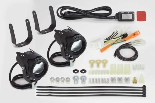 ■商品概要■DC12V車両用■電源コード長約600mm■スチール製ブラック塗装■詳細説明補助ランプとして、視認性が向上するだけでなく、カットラインの採用で対向車への影響をおさえる'LEDフォグランプ(カットライン)'SP武川製レッグバンパーに装着するLEDフォグランプキットです。本製品を車両に装着することで、濃い霧や激しい雨の時に、ヘッドライトでは照らせない部分を補い、走行時の視認性向上及び夜間走行時の安全性を高めることが出来ます。又、カットラインをフォグランプに採用している為、対向車や周囲の歩行者などに対し、眩しさに配慮した運転が行えます。高輝度LEDフォグランプの採用により、夜間での車両の存在感を高め、他のライダーや車からの認識がしやすくなり、事故防止対策としても貢献します。本製品は車両のカウル加工や配線加工の必要が無く、キットの構成部品により、フォグランプを簡単に取付け出来ます。■固定位置が異なる2種類の汎用ステーが付属。■インジケーターランプ付きON／OFFスイッチ付属：インジケーターランプを内蔵することで、目視でランプ点灯のON／OFFを確認することが可能なります。■注意点※ギボシの取り付け加工が必要です。※本製品を取り付ける場合、SP武川製レッグバンパーとの同時装着が必要になります。※画像には他の商品が含まれている場合があります。※メーカー都合により商品の仕様変更がある場合がございます。ご了承ください。■適合車種CT125&ensp;CT125&ensp;&ensp;備考: JA55-1000001-&ensp;CT125&ensp;&ensp;備考: JA65-1000001-