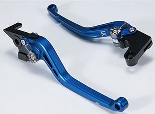 ■注意■この商品は下記となります。必ずご確認ください。レバーカラー：マットブルー / アジャスターカラー：マットゴールド■他の商品はこちらですレバーカラー：マットブラック / アジャスターカラー：マットブラックはこちらレバーカラー：マットブラック / アジャスターカラー：マットゴールドはこちらレバーカラー：マットブラック / アジャスターカラー：マットシルバーはこちらレバーカラー：マットブラック / アジャスターカラー：マットブルーはこちらレバーカラー：マットブラック / アジャスターカラー：マットレッドはこちらレバーカラー：マットブラック / アジャスターカラー：マットチタンカラーはこちらレバーカラー：マットブラック / アジャスターカラー：マットグリーンはこちらレバーカラー：マットブラック / アジャスターカラー：マットオレンジはこちらレバーカラー：マットゴールド / アジャスターカラー：マットブラックはこちらレバーカラー：マットゴールド / アジャスターカラー：マットゴールドはこちらレバーカラー：マットゴールド / アジャスターカラー：マットシルバーはこちらレバーカラー：マットゴールド / アジャスターカラー：マットブルーはこちら...■商品概要レバータイプ：ショート(レバー部全長：約143mm) ※アタッチメント部は含まず。・ツヤなし・素材：6061アルミ材■詳細説明※アジャスターカラーはマットカラーの8色よりご選択いただけます。●U-KANAYAの製品は元GPライダーの金谷秀夫氏と内商会のコラボレーションによる商品です。U-KANAYAの管理の下で精密加工しております。●U-KANAYAの全商品は、日本国内にて専門のスタッフが製品の組み立て及び検品を行っておりますので、安心してご使用いただけます。■ スタンダードタイプレバーの特徴 ■●レバー本体の肉抜きにより軽快なデザイン。●アジャスト機構のツマミデザインの変更による操作性の改善。●レバーエンド形状の最適化によりバーエンドへの接触を極力おさえる構造。■ 商品説明 ■●高強度・耐食性に優れた6061アルミ合金を使用。粗悪なアルミ材を使用した安価なビレットレバーとの違いは一目瞭然です。●精密なフルマシニング加工により高級感のある仕上がりとなっています。●マットカラーレバー5色×マットカラーアジャスター8色、合計40種類のカラーバリエーションで愛車のカスタムコーディネートに一役買います。●純正のレバーと入れ替えるだけで簡単に装着可能です。車種によっては純正の部品を流用します。●純正レバーと比べてレバー位置が手前にくるため力を掛けやすい形状になります。手の小さい方や純正レバーを遠くに感じていた方に特にお勧めです。●カチッとしたクリック感の良いワンタッチアジャスターによりレバー位置を近くから遠くまで6段階で調整可能。レバー先端部分で約30mmの調整幅があります。●補修部品も細かく設定されているので、破損部品の供給もスムーズです。■注意点※モニターの環境により、画像の色が実物と若干異なって見える場合がございます。※画像はイメージです。取付アタッチメントの形状が実物とは異なる場合があります。※純正のクラッチレバーホルダーカバーが付いている車輌の場合、一部加工または取り外しが必要な場合があります。※画像には他のカラーが含まれている場合があります。※メーカー都合により商品の仕様変更がある場合がございます。ご了承ください。　※画像はイメージです。■適合車種XMAX250&ensp;XMAX250 年式: 23-24&ensp;&ensp;備考: 8BK-SG70J&ensp;XMAX250 年式: 23-&ensp;XMAX250 年式: 25-&ensp;&ensp;備考: 8BK-SGA8J