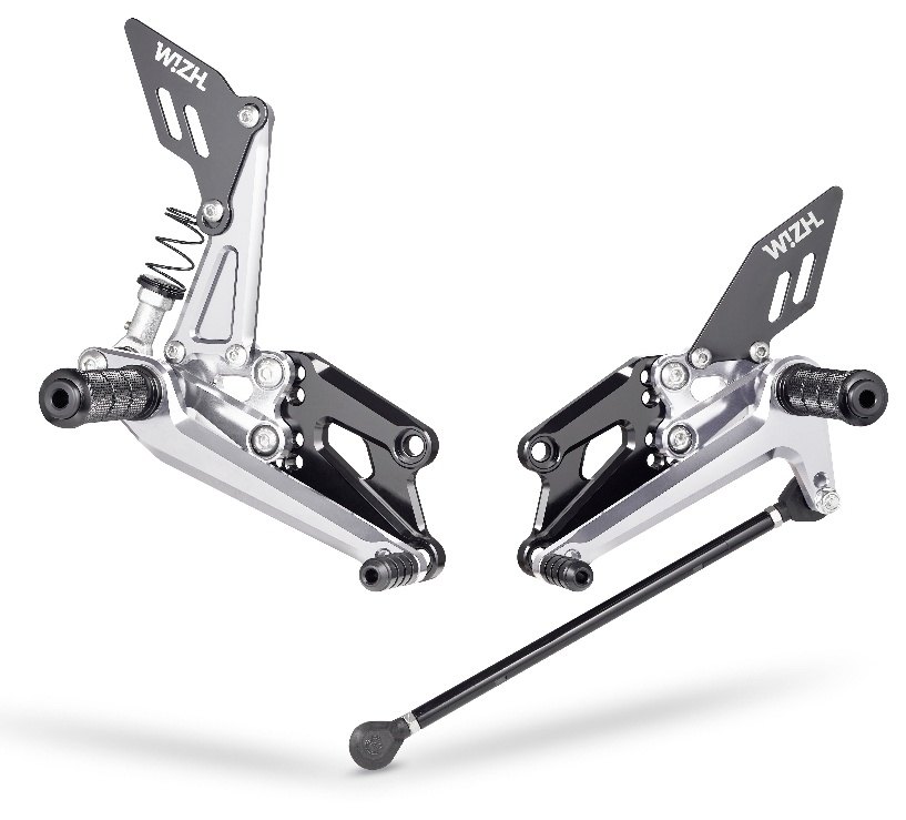 ■注意■この商品は下記となります。必ずご確認ください。カラー：レッド / フットペグタイプ：折りたたみ式 / ヒールガードタイプ：スタンダード / ステアリングタイプ：PLUSステンレス/ アダプタータイプ：PLUSアダプター付き■他の商品はこちらですカラー：ゴールド / ヒールガードタイプ：PLUS / フットペグタイプ：折りたたみ式 / ステアリングタイプ：PLUSステンレス /アダプタータイプ：PLUSアダプター付きはこちらカラー：ゴールド / ヒールガードタイプ：PLUS / フットペグタイプ：折りたたみ式 / ステアリングタイプ：スタンダード /アダプタータイプ：PLUSアダプター付きはこちらカラー：ゴールド / フットペグタイプ：折りたたみ式 / ヒールガードタイプ：スタンダード / ステアリングタイプ：PLUSステンレス/ アダプタータイプ：PLUSアダプター付きはこちらカラー：ゴールド / フットペグタイプ：折りたたみ式 / ヒールガードタイプ：スタンダード / ステアリングタイプ：スタンダード /アダプタータイプ：PLUSアダプター付きはこちらカラー：ゴールド / ヒールガードタイプ：PLUS / フットペグタイプ：折りたたみ式 / アダプタータイプ：スタンダード /ステアリングタイプ：PLUSステンレスはこちらカラー：ゴールド / ヒールガードタイプ：PLUS / フットペグタイプ：折りたたみ式 / アダプタータイプ：スタンダード /ステアリングタイプ：スタンダードはこちらカラー：ゴールド / フットペグタイプ：折りたたみ式 / アダプタータイプ：スタンダード / ヒールガードタイプ：スタンダード /ステアリングタイプ：PLUSステンレスはこちらカラー：ゴールド / フットペグタイプ：折りたたみ式 / アダプタータイプ：スタンダード / ヒールガードタイプ：スタンダード /ステアリングタイプ：スタンダードはこちら...■商品概要・適合：YAMAHA YZF-R7 NO QS(22-)・シリーズ：BEV2・セグメント：4段階調整可能・材質：6061-T6アルミ・セミハードアルマイト仕上げ・ステンレススチール製ベアリングにアップグレード可能■詳細説明台湾で開発・設計・製造(MIT)、実用的な機能性とリーズナブルな価格。■製品特徴：・すべての部品は単品購入が可能で、破損時にセット全体を交換する必要がありません。・愛車に合わせてさまざまなカラーからお選びいただけます。・さまざまなライディングの好みに合わせて、追加アクセサリーでフットペグをカスタマイズ。・耐久性の高いホワイトアイアンのボルトを使用し、最高の強度と長寿命を実現。・F698デュアルベアリングとブッシング設計により、よりスムーズでリニアな動作を実現。・錆や腐食を防ぐ特殊な魚眼ダストカバーを装備し、フットペグの寿命を延ばします。■PLUSオプション／リプレイスメント・アイテム(リプレイスメント・アイテムはオリジナルのペダル・パーツを新しいものに交換するもので、オプション・アイテムは追加で購入するものです。)・PLUSアダプター(オプション)：バックステップの上方へさらに＋2cm増加させます。背の高いライダーや小柄なライダーに最適です。・PLUSヒールガード(オプション)：BEV2の左右非対称のウイングを、より厚みのある左右対称のウイングに変更することで、見た目が変わり、旋回中にウイングに寄りかかったり、ウイングを踏んだりすることを楽しむ人にとって、より良い体験を提供します。・PLUSステンレスベアリング(交換用)：錆びにくく、バックステップの寿命を延ばすステンレススチール製ベアリング。■注意点※仕様により純正リアブレーキスイッチが使えなくなる場合があります。油圧スイッチが付属している場合はそちらをご利用ください。※取扱説明書が付属する場合は外国語となります。※輸入商材の為、納期が遅れる場合がございます。あらかじめご了承ください。※画像には他の商品・カラーが含まれています。※メーカー都合により商品の仕様変更がある場合がございます。ご了承ください。　※画像はイメージです。■適合車種YZF-R7&ensp;YZF-R7 年式: 22-&ensp;&ensp;備考: QS非搭載モデル