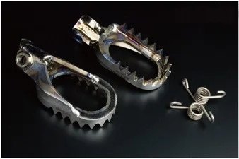 ■詳細説明マシンを意のままにコントロールするトップライダー。マシンに要求される多くの要素の中でフットペグは高いウエイトを占める。ラプトールチタンフットペグを愛用したライダーは、その一体感、安心感、そして存在感から逃れることはできなくなる。勝者の選択がここにある。RAPTORチタンフットペグはUKのファクトリーにて丹念に製作され、チタンならではの美しい焼き色は、その時々の微妙な環境の変化や素材の個体差により二度と同じものは作り出す事はできない。基本性能の大幅な向上は元より、クールなエクステリア性もライダーの感性を刺激する。■注意点※メーカー都合により商品の仕様変更がある場合がございます。ご了承ください。■適合車種&ensp; 年式: 22-&ensp;&ensp;備考: ALL model