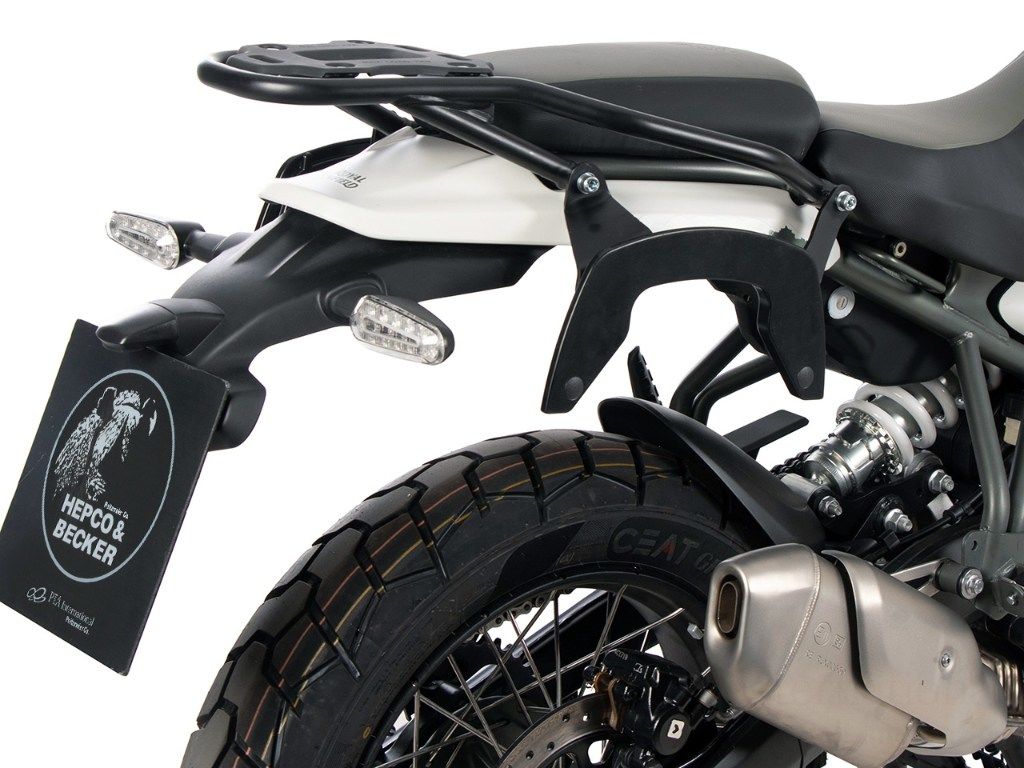 ■商品概要カラー：ブラック耐加重：片側5kg (ケース・バッグの自重を除く)車種別専用設計品高耐久パウダー塗装仕上げ■詳細説明ヒマラヤ450 カスタムパーツヘプコ＆ベッカーのC-Bowタイプ サイドバッグ／サイドケース をワンタッチで 着脱可能なキャリア。「C-Bow／シーボウ」。シンプルでスマートな構造ながら、確実にサイドバッグ／サイドケースをホールドします。C-Bowは車種別専用設計で確実な取付はもちろんのこと、バックを外した状態でもステーが目立たないすっきりとしたデザイン。バックの取り付け、取り外しも容易に行えます。ツーリングだけでなく、街乗りでもスマートに乗りこなしたいあなたにぴったりのアイテムです。もちろんキーによるロック機構も備えています。■注意点※サイドケースは別売です。※バッグの搭載位置を50mm前方または後方、30mm上方または下方に移設する移設キット(オプション)もあります。※商品の多くは海外製品の為、取り付けに加工が必要な場合がございます。※画像はイメージです。掲載画像の取り付け車種、カラーなど、画像と異なる場合がございます。※撮影の都合上、他商品も画像に写っている場合がありますが表題の商品のみのお届けとなります。※メーカー都合により商品の仕様変更がある場合がございます。ご了承ください。■適合車種Himalayan 450&ensp;Himalayan 450 年式: 24-&ensp;&ensp;備考: ※rallyには別途スクリューセット 4218-7661-0001が必要