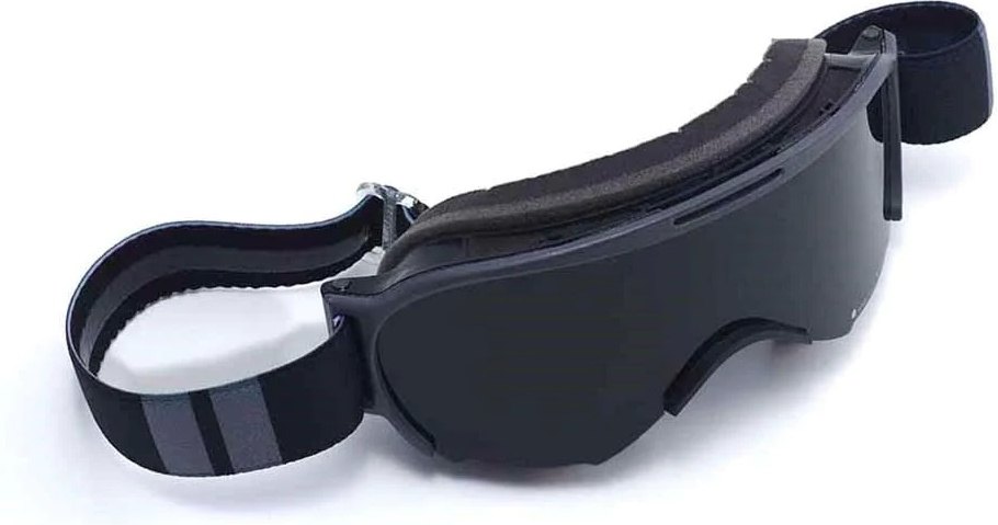■商品概要カラー：ブラック／グレースモークレンズタイプ：ロードバイク／MTB／SNOW(ウインタースポーツ)使用可能仕様：軽量／クラッシック／UV 保護機能内容量(数量)：本体のみ備考：レンズ LexanR ダークスモーク、CE レンズCat.2／光学歪みなし／防曇処理／アンチスクラッチ処理／紫外線完全保護換気システム　AVS Ariete換気システム／フロントエアインテーク／オープンフィルター3 層フェイスフォーム　1 層目は独立気泡のテクニカルフォーム／2層目はオープンセルの非常に柔らかいテクニカルフォーム／3 層目は低刺激性カーボンX 肌に触れる部分OTG使用不可(度付き眼鏡には不可)■詳細説明2024年モデル コンパクトで軽量 クラッシックタイプ UV ／LexanR レンズ CarbonX を備えた 19層フォームマイクロファイバーバッグ付属必要なものだけを残した美しさのWABIゴーグル■注意点※眼鏡同時装着不可です。※メーカー都合により商品の仕様変更がある場合がございます。ご了承ください。