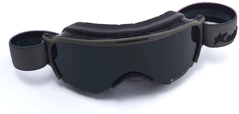 ■商品概要カラー：オリーブグリーン／レッドスモークレンズタイプ：ロードバイク／MTB／SNOW(ウインタースポーツ)使用可能仕様：軽量／クラッシック／UV 保護機能内容量(数量)：本体のみ備考：レンズ LexanR ダークスモーク、CE レンズCat.2／光学歪みなし／防曇処理／アンチスクラッチ処理／紫外線完全保護換気システム　AVS Ariete換気システム／フロントエアインテーク／オープンフィルター3 層フェイスフォーム　1 層目は独立気泡のテクニカルフォーム／2層目はオープンセルの非常に柔らかいテクニカルフォーム／3 層目は低刺激性カーボンX 肌に触れる部分OTG使用不可(度付き眼鏡には不可)■詳細説明2024年モデル コンパクトで軽量 クラッシックタイプ UV ／LexanR レンズ CarbonX を備えた 21層フォームマイクロファイバーバッグ付属必要なものだけを残した美しさのWABIゴーグル■注意点※眼鏡同時装着不可です。※メーカー都合により商品の仕様変更がある場合がございます。ご了承ください。