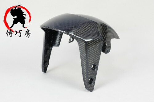 ■商品概要素材：3Kカーボン綾織/FRP12ヶ月保証【PL保険加入商品】■詳細説明ノーマルには無いディテールを演出したかった!そんな思いから開発スタートした今回の『GROM』カスタムパーツ。『CASフェンダー』は純正装着方法をそのままにデザインを一新、マッスルなイメージを強化したデザインはグロムのがっちりとした12インチ極太ホイールと相性抜群な仕上がりです。また製品は国内生産品で日本人の職人が一点毎制作しています。本体細部の作り込みや仕上げまでメイドインジャパンクオリティにきっと満足いただけるはずです。出荷時はプレクサスにてコーティング後、出荷いたします。■適合車種GROM&ensp;GROMMSX125&ensp;MSX125