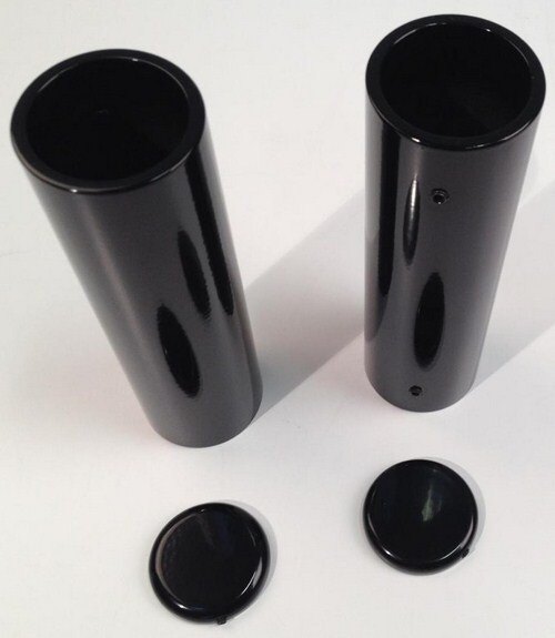 ■詳細説明Article No： HD-SPO067Fork caps： Very flat design， so it will fit in conjunction withDragBar handlebars！ The Cult factory fork caps blind the forktubes(chrome) above the triple clamp. The caps are securelyfastened witha concealed screw. Made of high quality aluminum， CNCmachined onthe latest 5-axis machining centers and shiny blackpowder coated.■注意点※取扱説明書が付属する場合は、外国語となります。※輸入商材の為、納期が遅れる場合がございます。あらかじめご了承ください。※メーカー都合により商品の仕様変更がある場合がございます。ご了承ください。※画像には他の商品が含まれている場合があります。