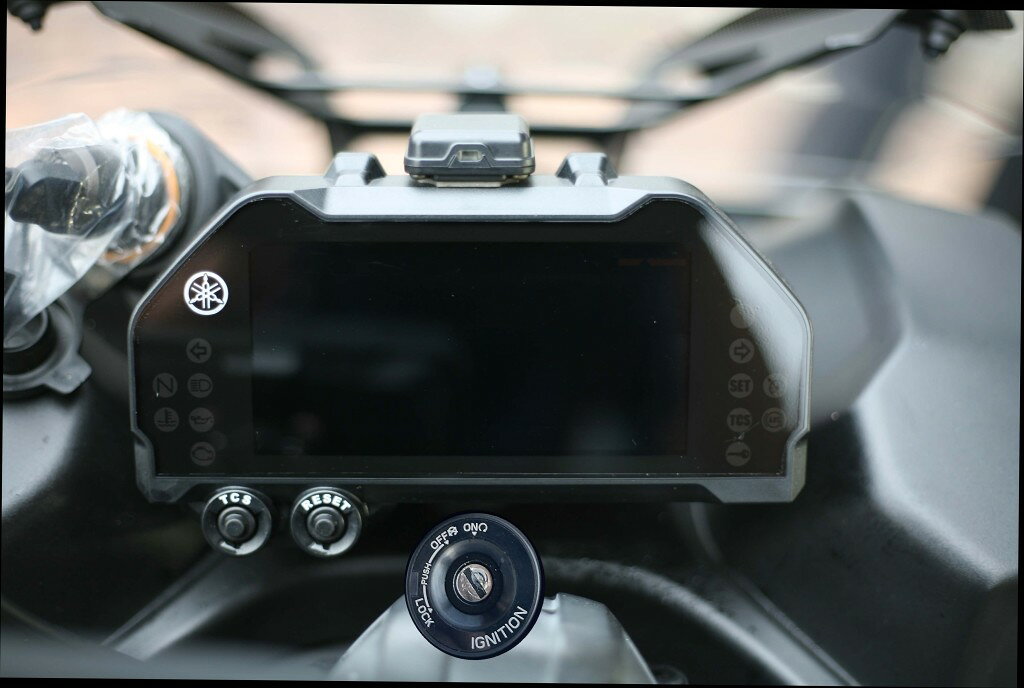 ■商品概要Protecs(プロテクス)メーター保護フィルムは、キレイをいつまでもをコンセプトに開発しました。キズの自己修復機能はメーターの黄砂やほこりなどでついてしまったキズが、自然に消える機能です。耐用年数は10年で何もしていないのに、長期間キレイが持続します。厚みは0.18mmのスーパークリアーフィルムは、長期間黄ばむこともなく一見何も貼っていないように見えます。洗車時などもキズのことを何も気にすることない安心感が違います。■詳細説明同梱品：メータープロテクションフィルム×1、キーシリンダープロテクションフィルム×1、スキージ×1、ウェットクロス×2、ドライクロス×1、クリーニングシール×2、貼り方説明書使用フィルム：XPEL【特徴】・メーター保護フィルム・キーシリンダー保護フィルム・キズの自己修復機能・UVカット・耐汚性能・耐候性能・耐用年数10年・ベストフィッティング・YAMAHA メーター保護フィルム■注意点※画像には他の商品が含まれております。※メーカー都合により商品の仕様変更がある場合がございます。ご了承ください。■適合車種MT-10&ensp;MT-10 年式: 16-21NIKEN&ensp;NIKEN 年式: 18-22