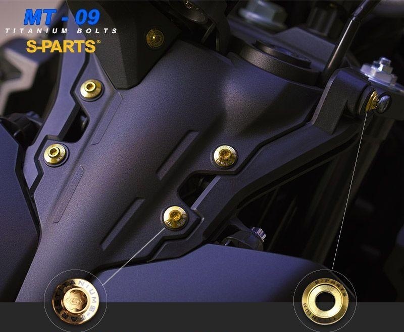 ■商品概要【材質】S-grade TC4チタン (引張強度 b/MPa 950-1050)【入数】ボルト×6、ワッシャー×2【取付ツール】T30プラムレンチ■詳細説明■TC4チタン合金耐食性、高強度、難加工性のS-PARTSの高品質SグレードTC4チタン合金を採用。主に航空宇宙分野やF1、MotoGPなどの国際大会で使用されています。安心感と卓越した性能を両立させる。■高温鍛造スクリューヘッドは「650度」の高温で鍛造され、SPARTS専用のLOGOスタンピング金型を特別にカスタマイズ。各金型の使用回数は「300回」以下とし、ツールスロットの精度と強度を確保。■真空窒化カラーリングゴールド、ブルー、ブラックはすべて真空窒化着色技術で作られています。金属表面に色が浸透します。強い傷がつかず、自然に変色することはありません。風や雨、泥にも負けません。あなたとともに、いつもまばゆい輝きを放ち、ほとばしる情熱を持ち続けます。■アルマイトカラーリングキャンディカラー、グリーン、パープルの3色にアルマイト加工を施しました。■より軽く、より強くS-PARTSのTC4チタン合金シリーズは、10.9級鋼と同等の強度を持ち、同じ仕様でアルミニウムに近い重量を実現しています。■注意点※取扱説明書が付属する場合は外国語となります。※輸入商材の為、納期が遅れる場合がございます。あらかじめご了承ください。※画像には他のカラー・商品が含まれています。※メーカー都合により商品の仕様変更がある場合がございます。ご了承ください。　※画像はイメージです。■適合車種MT-09&ensp;MT-09 年式: 20