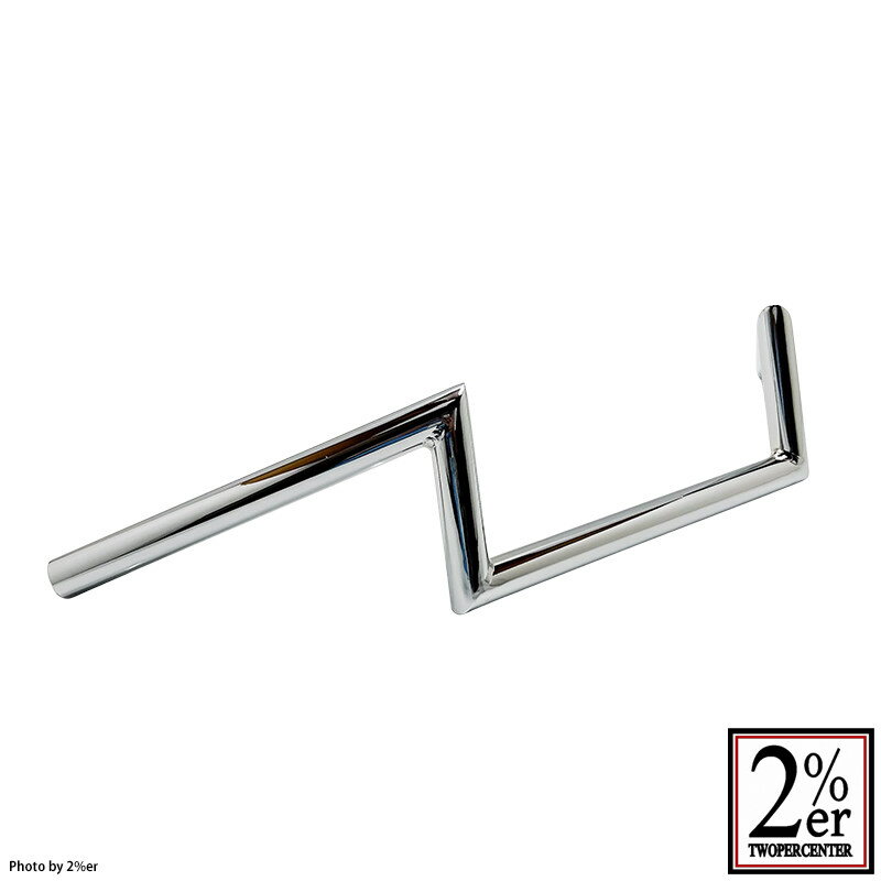 ■商品概要■7/8インチ 22.2mm用■詳細説明復刻！ビンテージスタイルのワイドZバー’60sから’70sのイナタいチョッパーに散見される幅広のロボットハンドル。前から見たときにトップブリッジよりも幅がひろいワイドな立ち上がり方や、車体に取り付けた際のレバーやスイッチなどのコントロール類の見え方、操作のしやすさにこだわり制作しました。■注意点※溶接構造のため熱による歪みで多少の寸法のズレがある場合がございます。そのため定盤など平たい面に置くと多少のガタがある場合がございますが、「溶接構造ハンドルの許容範囲内」とさせていただきます。※溶接の角まわりに研磨傷が残る可能性がございます。こちらも「溶接構造ハンドルの許容範囲内」とさせていただきます。※モニターや環境により実際の色味、質感等が多少異なる場合がございます。※画像には他の商品が含まれている場合があります。※メーカー都合により商品の仕様変更がある場合がございます。ご了承ください。■適合車種一般的な国産車、ハンドル径22.2mm径、取り付け幅194mm以下の車両&ensp;一般的な国産車、ハンドル径22.2mm径、取り付け幅194mm以下の車両