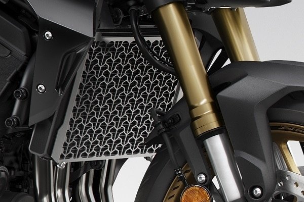 ■商品概要【メーカー品番】08F71MLLD00材質：ステンレス製取付時間：0.4H■詳細説明独自のメッシュパターンにより、飛び石等によるラジエターコアへのダメージを軽減。■注意点【Honda純正用品保証制度】※保証期間は取付日から2年間※保証が適用されるのは正規Honda二輪販売店で取付した純正用品のみ※取付を行った正規Honda二輪販売店での保証書・保証登録証の発行が必要※補修パーツにはHonda保証規定無し※保証規定対象外の取付(お客様取付・正規Honda二輪販売店以外の二輪販売店による取付)をされた用品の保証判断や現品確認などの対応はいたしません。※モニターやご利用環境により、実際の色味と若干異なる場合がございます。予めご了承ください。※画像には他の商品が含まれている場合があります。※メーカー都合により商品の仕様変更がある場合がございます。ご了承ください。■適合車種CB1000 HORNET&ensp;CB1000 HORNET&ensp;&ensp;備考: 【適用号機】SC86-1000001-&ensp;CB1000 HORNET 年式: 25&ensp;&ensp;備考: 【適用号機】SC86-1000001-