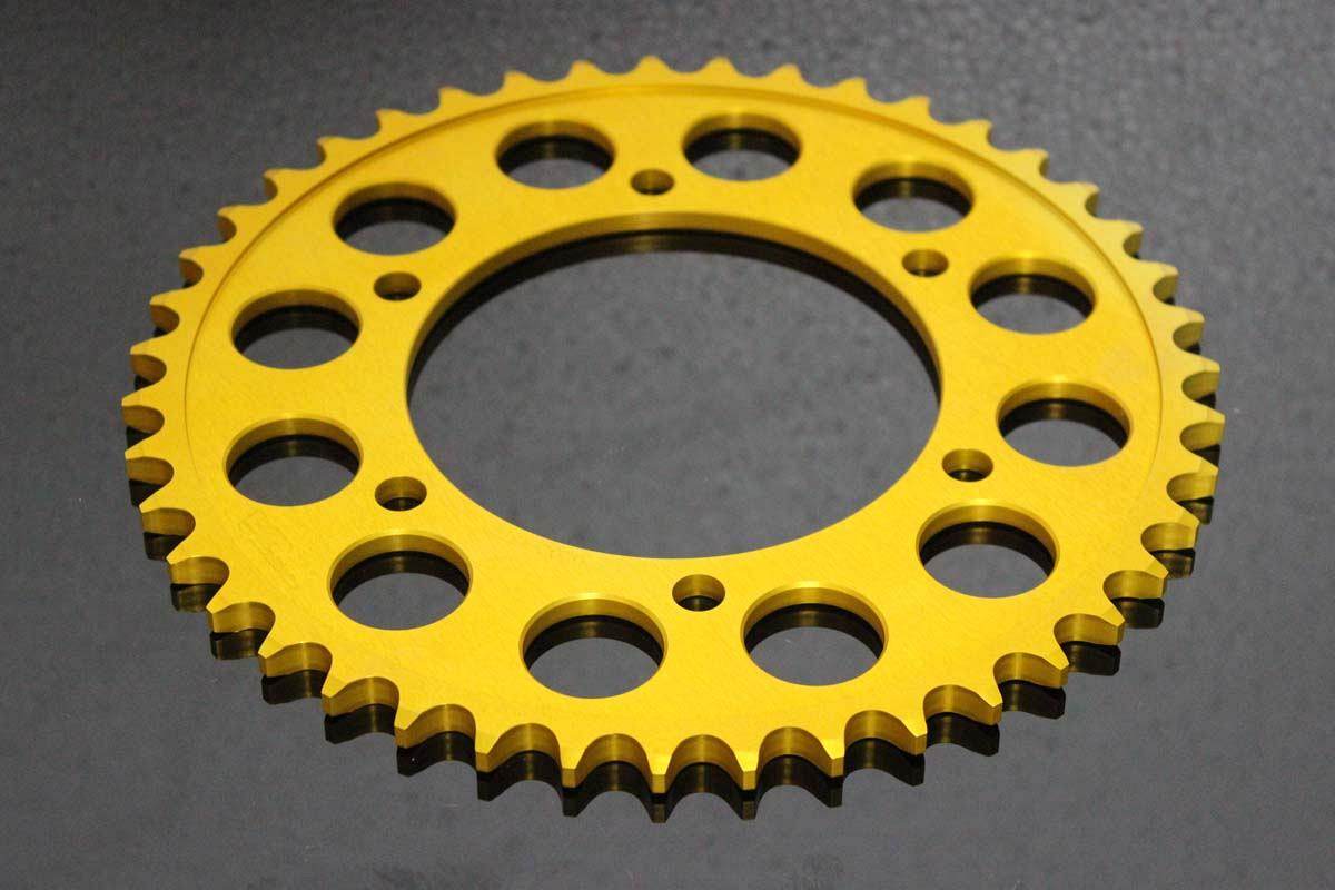 ■注意■この商品は下記となります。必ずご確認ください。NUMBER OF TEETH：45T■他の商品はこちらですNUMBER OF TEETH：41TはこちらNUMBER OF TEETH：42TはこちらNUMBER OF TEETH：43TはこちらNUMBER OF TEETH：44TはこちらNUMBER OF TEETH：46TはこちらNUMBER OF TEETH：47TはこちらNUMBER OF TEETH：48Tはこちら※リンク先に商品がない場合、すでに完売している商品となります。予めご了承ください。■商品概要カラー：ゴールド素材：アルミポジション：リア■詳細説明TYGAスプロケットでバイクをアップグレードします。超強力な7075T6アルミニウムでTYGAが設計・機械加工を行っています。ゴールドカラーにアノダイズド処理を施し、耐食性・耐摩耗性を高めています。