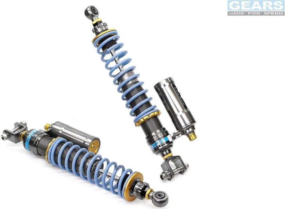 ■商品概要適合：AD1★初期体重設定：70kg■詳細説明【HILL-2 / H2】コンプレッション(下方向)とリバウンド(伸び方向)の減衰力を双方向に調整できる、上級マウンテントレイルライダーに適したモデル。外付けのガスシリンダーは、オイル量を増やして安定性を高め、油温を下げるだけでなく、ガスシリンダーの底部にフルサイズのコンプレッションハイスピードバルブピストンを内蔵し、コンプレッションテストの設定範囲と多様性を大幅に向上させています。このショックアブソーバーは、正確なスピードコントロールを要求する中級からハイレベルのライダーのために設計されています。【製品概要】● 単筒式オイル・ガス分離設計衝撃吸収シリンダーは、油ガス分離設計のモノチューブを採用しています。単筒式は放熱性に優れ、減衰油の作動温度を効果的に下げる。大型ピストンはワイドレンジ減衰力設定の基本プラットフォームであり、油ガス分離は減衰オイルをキャビテーションから保護し、減衰力を安定させる。● ワイドレンジピストンバルブ高感度ワイドレンジピストンバルブ、大きなピストンによるスムーズなオイル通路設計は、トルク変動を助け、低速、中速、高速の衝撃運動における単純調和運動の減衰力を低減するのに役立ちます。● ウェイ減衰調整機能調整可能なダンピングは、15クリックのリバウンドと10クリックのコンプレッションが可能で、この機能によりライダーは路面やサーキットのコンディションに応じてショックを調整することができる。● 調整可能スプリングプリロード＋プリセットガス圧スプリングプリロードの調整機能により、理想的な乗り心地を実現。アクチュアリー内蔵の高圧不活性ガスにより、スプリングコンプレッションの設定範囲を広げ、簡単に調整することができます。● 分離型ガスリザーバータンク分離型ガスリザーバータンクも減衰オイル量を増やし、作動温度の安定と減衰力の安定を同時に実現した。● 高さ調節機能一部のバイクは高さ調節が可能(※最大5mm)。■注意点※Webikeにて「GEARSRACING(ギアーズレーシング)」の商品をご購入されたお客様につきましては、商品に関するお問い合わせはWebikeまでお願いいたします。※取扱説明書が付属する場合は外国語となります。※輸入商材の為、納期が遅れる場合がございます。あらかじめご了承ください。※画像には他のカラーリングが含まれている場合があります。※メーカー都合により商品の仕様変更がある場合がございます。ご了承ください。　※画像はイメージです。■適合車種AD1&ensp;AD1