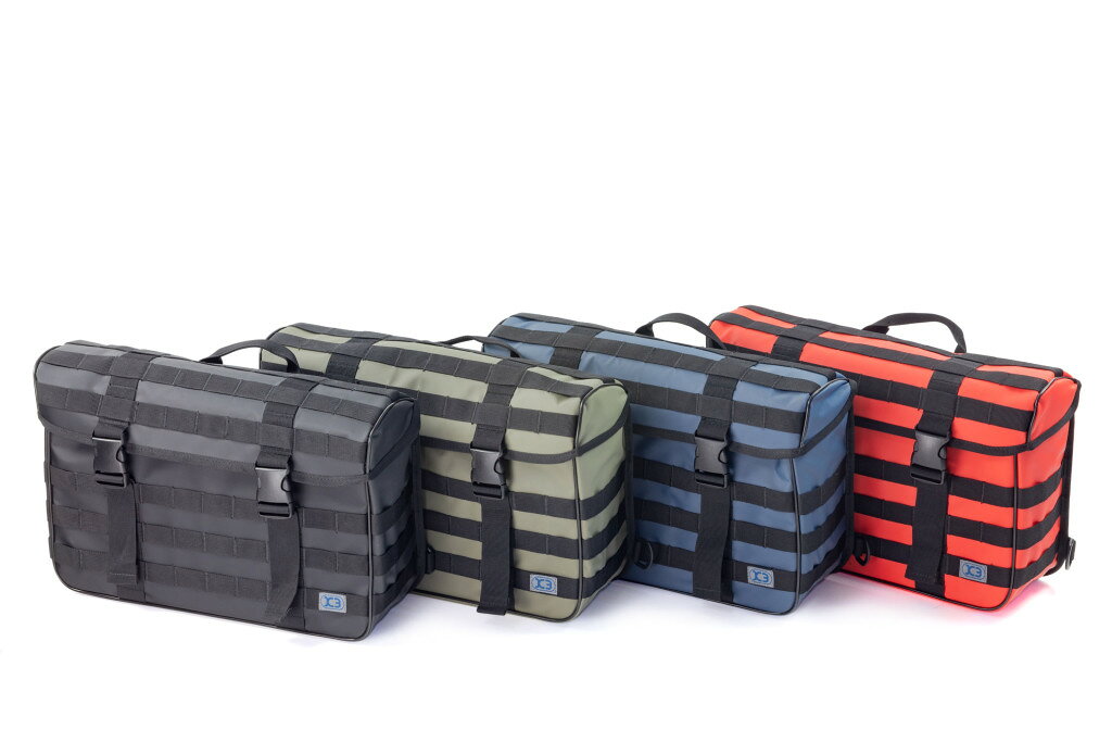 ■商品概要付属品：BAG本体／固定ベルト×3／Y字型シート固定用ベルト×1／レインカバー・下部用装着保護ベルト×2サイズ：30(高さ)×44(幅)×12(奥行)cm材質：Polyester tarpaulin PVCカラー：レッド容量：16L本体重量：1.2kg■詳細説明K3からタクティカルサイドバッグのビッグブラックが登場致しました！16Lの大容量に加え、［※1］PALS対応ポーチ等を側面のウェビングへ装着できる嬉しい拡張機能付き！！従来のタクティカルサイドバッグより横幅を9cm広げ収納力を向上致しました。日帰りツーリングならばこれ一つでも十分な大きさです。車体への装着方法は背面に備えられた3つのバックルを使用。容易に着脱が可能なので、中身を取り出さずにそのまま持ち運ぶ事も苦になりません。3つのバックルを利用し、付属のY字ベルトを使ってタンデムシートやキャリアに通して装着。フレーム部等への装着が出来ない車両には特に有効です。内部の開口部はドライバッグのようなロールトップ式を採用しており、上部フラップの締め忘れ時にも安心な構造です。(バッグは防水ではございません)車体への吊り下げ時に走行風や振動によるバタツキを抑制するDカンを背面下部に配置。付属のベルトで車体の任意箇所へ結びます。トップ・サイドに［※1］PALS パルス(Pouch AttachmentLadderSystem)に対応したポーチなどが可能なウェビングをトップ・サイドに3列ずつ配置しており自分だけの特別な仕様に出来る点も魅力です。［※1］旧NSSC、現CCDC米国マサチューセッツ州ネイティックにある米軍兵士戦闘能力開発センターによって開発された装備品の取り付けシステム、タクティカルベストやバックパックといったプラットフォームに、弾倉用ポーチや各種アクセサリーを容易かつ頑丈に取り付けることができる事を目標としたシステムです。[※2]MOLLEとも呼ばれています。［※2］MOLLE(モール)とは、「Modular LightLoad-carryingEquipment」(モジュラー軽量耐荷重機器の頭文字による略称)で、タクティカルベストやバックパックなどにポーチなどの装備を個別に取り付けるのではなく、あらかじめ等間隔で縫いつけられた丈夫なナイロン製の帯(モール)に取り付けることにより、装備の多様化を図るシステムの頭文字を省略した名称。MOLLEの構想は、従来のアルミフレームを用いた重量があるALICEパックを用いたベトナム・湾岸を経てテロやゲリラによる戦略単位の小型化・多様化等に必要作戦物資を平易に消耗することなく運搬・運用出来るシステムを検討・模索し始めた頃に1994年にアメリカ国防総省ペンタゴン(ThePentagon)で生まれ、2001年のアメリカ同時多発テロ事件を起因とする対外戦争時に戦地で同システム着用歩兵の活動が動画ニュース等で確認出来たことがきっかけとなって、一般にも次世代歩兵用装備システムとして広く知られるようになりました。■注意点※本製品は［※1］PALS(パルス)、［※2］MOLLE(モール)といったシステムに対応出来るウェビングをトップ・サイドに3列ずつ配置しておりますが、車両走行時に同システムを用いた携行品取付を行ったまま走行致しますと風圧や路面段差衝撃等により携行品が脱落する可能性もございますので、車両走行時には同システム携行品をお取外しいただく様お願いいたします。※お色味は合成画像となるので、(K3品番：ZK3-10004B)こちらの製品画像のお色味をご参照の上ご検討ください。※画像には他のカラー・商品が含まれている場合があります。※メーカー都合により商品の仕様変更がある場合がございます。ご了承ください。　※画像はイメージです。■適合車種&ensp;&ensp;&ensp;備考: 汎用