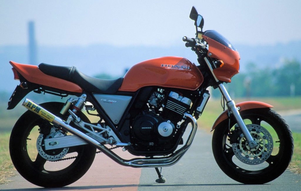 ■商品概要エキゾーストパイプ：スチールメッキフィッティングタイプ：フルエキゾーストサイレンサーサイズ：Φ67×300オイル交換：〇オイルフィルター交換：×タンデム：〇公道走行：〇近接排気騒音値：87db規格：JMCA認定品■詳細説明eエンジン排気ポートからサイレンサー手前までのエキゾーストパイプには、スチール素材を採用しております。職人により何十工程にもわたって丁寧に磨き上げられたエキゾーストパイプは、銅メッキ、ニッケルメッキを施した後、最後にハードクロームメッキを施します。これによって、スチールメッキならではの光沢が生まれ、排気による熱が加わる事で独特の焼け色に変化していきます。また、スチールが生み出すエキゾーストノートは、独特の質のよいサウンドです。長い期間、その構想が練られたのが、独自の製法によって作り出される'4in2in1集合'です。この集合方式の採用により中低速域において頼もしい高トルク特性の発揮を実現しました。官能的なレーシングサウンドを奏でながらも音量を規制値内に抑えたフルエキゾーストマフラーです。■注意点※画像には他のタイプ・商品が含まれている場合があります。※メーカー都合により商品の仕様変更がある場合がございます。ご了承ください。■適合車種CB400SF Ver.R&ensp;CB400SF Ver.R 年式: 95-99&ensp;&ensp;備考: NC31CB400SF Ver.S&ensp;CB400SF Ver.S 年式: 95-99&ensp;&ensp;備考: NC31