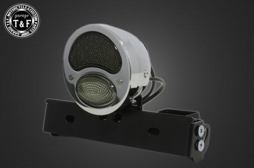 ■注意■この商品は下記となります。必ずご確認ください。カラー：メッキ / シーシーバーの太さ：Φ15(15mm)専用■他の商品はこちらですカラー：ブラック / シーシーバーの太さ：Φ15(15mm)専用はこちらカラー：ブラック / シーシーバーの太さ：Φ38(38mm)専用はこちらカラー：メッキ / シーシーバーの太さ：Φ38(38mm)専用はこちら※リンク先に商品がない場合、すでに完売している商品となります。予めご了承ください。■商品概要デュアルスモークレンズ-本体の仕様-カラー：ブラック-テールランプの仕様-レンズ素材：プラスチック製ナンバー灯：有り-配線の役割--上のバルブ-・赤色：ブレーキランプ(＋)・黒色：アース(-)-下のバルブ-・赤色：ポジションランプ(＋)・黒色：アース(-)■詳細説明■製品の仕様-本体の仕様-・素材：高品質なスチール素材を採用し、優れた耐久性と高級感のあるブラック仕上げを実現。-テールランプの仕様-・本体：高耐久性を誇るスチール素材を使用。・色ブラック：美しいブラック仕上げでプレミアム感を演出。メッキ：クロームメッキ仕上げで美しい輝きを実現。・発光方法：上下に各12v23wと12V5Wの2連バルブを採用。夜間や悪天候時でもはっきりとした明るさで安心感を提供します。・レンズサイズ：直径約90mmの大型レンズが、後続車からの視認性を向上。安全性を確保しながら、デザイン面でも存在感を発揮します。-テールランプ取り付けステーの仕様-・素材：スチール製で頑丈な作り。・仕上げ：ブラック仕上げでシックな外観を演出。・取り付け簡単：しっかりと固定できる設計で、安定感も抜群。■製品の特徴-ナンバープレートの角度調整が可能です-・シーンや好みに合わせて、最適な角度に調整できるため、カスタムの自由度が格段にアップします。-テールランプの高さも自由自在-・車体やデザインに合わせて高さの調整が可能。視認性を確保しつつ、理想のフォルムを実現できます。-幅広い対応性-・ガレージ T＆FのΦ15・Φ38のシーシーバーに装着可能です。取り付けも簡単で、あなたの愛車をよりスタイリッシュに演出できます。-細部までこだわりたいあなたへ-・機能性とデザインを両立したナンバープレートマウントで、ワンランク上のカスタムを！！■注意点※ガレージT＆Fのシーシーバー用ナンバーブラケットKITは取り付け位置にかなり自由度がございます。しかしながらテールランプの種類によっては取り付け位置が制限される場合がございます。※こちらのテールランプは汎用品となります。取り付けする際には配線の接続加工が必要となる場合がございます。※製造ロットによってテールランプの配線の色、長さが変更されることがございますので予めご了承ください。※画像には他のタイプ・商品が含まれている場合があります。※メーカー都合により商品の仕様変更がある場合がございます。ご了承ください。■適合車種&ensp;&ensp;&ensp;備考: 汎用