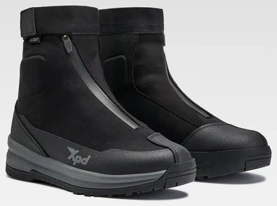 ■商品概要カラー：BLACK防水■詳細説明Xpdアドベンチャーカテゴリーの革新的フットウェア。X-ADVSPORTH2OUTはオンロードでもオフロードでも妥協のない冒険を楽しむライダーのために設計され、ブーツアッパーには伸縮性により耐久性、柔軟性と安全性を確保しながらどんなタイプのパンツともシームレスに合わせることができます。超軽量のデュアルデンシティ・アドベンチャーソールは抜群のグリップ力を発揮し、旅のあらゆる段階で安定性と安全性を提供します。衝撃を吸収するEVAミッドソールと保護TPUランドが快適性と耐久性を確保し、スエードのマイクロファイバーインサートが熱や摩耗から保護します。オンロードでもオフロードでも使用できるよう設計されたX-ADVSPORTH2OUT?は、TPU補強アンクルプロテクターとジッパーとベルクロによる防水フロントクロージャーを装備し、砂埃や泥から足を守ります。内側は防水透湿性に優れたH2OUT?メンブレンライナーが足をドライに保ち、専用ポケット付きのファストレースシステムが安全で実用的なクロージャーを提供します。ソフトD.F.A.搭載のインソールは、フットペグ上での安定性とギアシフトや歩行に最適な柔軟性を提供し、クッション性と通気性に優れたOrtholite?フットベッドは、過酷なコンディションでも快適性を約束します。険しいトレイルからテクニカルな下り坂まで、X-ADV SPORT H2OUT?はチャンスを逃さない。真のXpdアドベンチャーのエッセンスを反映したパートナーとともに、新たな境界線を開拓し、あらゆる道やトレイルを制覇する準備を整えよう。【UPPER】高強度、撥水性、ストレッチ素材のアッパー耐熱性と耐摩耗性に優れたマイクロファイバースエードのアッパーインサートカスタマイズされたアドベンチャーソール 超軽量、ハイグリップ、デュアルデンシティ・バルカナイズド・ラバークッショニングを強化する超軽量EVAミッドソールアッパーの保護を強化するTPUプロテクション・ランドアッパーに直接TPUを注入した強化アンクル・プロテクションプラスチック製のギアシフト・プロテクションホコリや虫の侵入を防ぐ伸縮性カラー防水ジッパーとベルクロのフロント・クロージャーリア・リフレックス・インサート【INNER】防水・透湿性に優れたH2OUT? チューブラーメンブレンを使用したインナーライナー速いシューレースファスニングとナイロン製シューレースポケットを備えた補強インナーライナーつま先とかかと部分を補強人間工学に基づいたコンターマウンティングフットベッド ソフトD.F.A.(差別化された柔軟性エリア)を備えたナイロン製交換可能、人間工学に基づいた形状、衝撃吸収性、軽量性、透湿性に優れたOrtholite? フットベッド【SOLE】強化されたフロント・エリアが、バイクから降りたときの安定性を向上。強化ラバー・コンパウンドとロープロファイル・ヒールを備えた専用センター・エリアが、安定性とペダル操作のしやすさを実現。歩行時の上り坂のトラクションと、未舗装路での下り坂のブレーキングを最適化する成型エリア。歩行時の安定性と安全性を高める左右非対称のリアヒールエリア。薄型のラバー製フロント・インサイド・エリアは、ブーツのつま先を保護し、ブレーキとギアペダルの感度を向上させる■注意点※画像には他の商品が含まれております。※メーカー都合により商品の仕様変更がある場合がございます。ご了承ください。