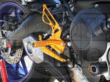■商品概要カラー：シルバー仕様：ノーマルシフトパターン【ステップポジション (参考数値)】1 2.5mm Back 37.5mm Up2 10mm Back 47.5mm Up3 10mm Back 57.5mm Up4 20mm Back 57.5mm Up5 15mm Back 37.5mm Up6 22.5mm Back 47.5mm Up7 22.5mm Back 57.5mm Up8 32.5mm Back 57.5mm Up■詳細説明MT09 用のバックステップキットです。街乗りからスポーツ走行まで、様々な走行シーンを考え、ノーマルシフトパターンモデルと、逆シフトパターンモデルをご用意いたしました。ステップ位置を8ヶ所(逆パターンは6ヶ所)から選択していただけるマルチポジション設計です。ペダル側ピロボールの取り付け位置を変更することにより、シフトストロークが調整が可能です。■注意点※メーカー都合により商品の仕様変更がある場合がございます。ご了承ください。※画像には他のカラーリング、商品が含まれている場合があります。■適合車種MT-09&ensp;MT-09 年式: 17-20FZ-09&ensp;FZ-09 年式: 17-20