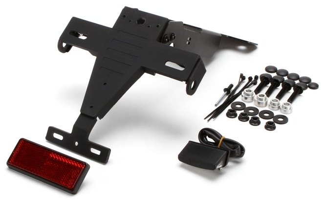 ■商品概要カラー：ブラックサイズ：9.5 x14cm■詳細説明各車種専用設計による、確実なフィッティングを実現。装着によりカスタムイメージアップに大きく貢献します。本体部分は耐久性を考慮し、厳選したスチール素材に、専用のエポキシ塗料での塗装を施し高い耐候性を持たせ、ライセンスマウント部分には、軽量で柔軟性のあるABS樹脂を使用。ライセンス灯、リフレクター付属。ナンバープレート取り付け角度は、垂直から30度を基準に設定。■注意点※M8orM10マウントタイプのウインカーを別途ご用意ください。※オプション設定(別売)で、純正カプラーに対応したハーネス等(3846N・4869N)も販売いたしております。※メーカー都合により商品の仕様変更がある場合がございます。ご了承ください。■適合車種グロム&ensp;グロム 年式: 21-25