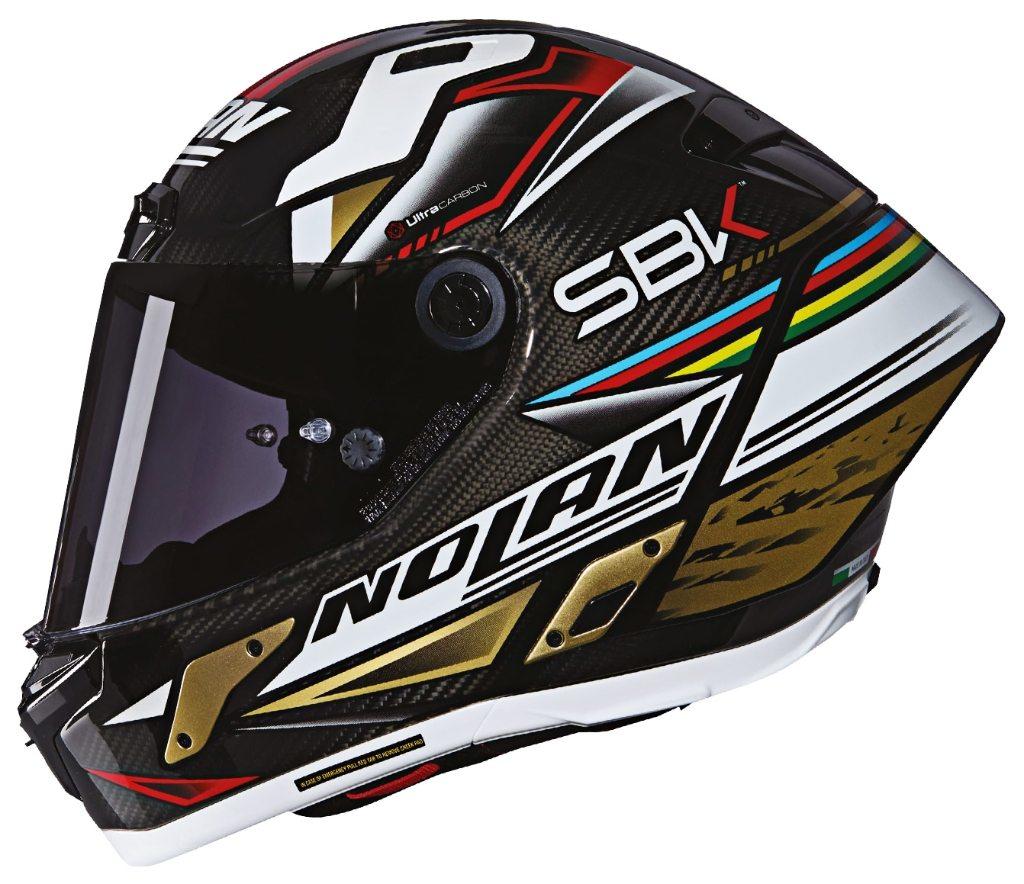 ■属性ヘルメット SGマーク: ○ヘルメット PSCマーク: ○■商品概要カラー：SBK／353【PSマークの種類】PSC【届け出事業者名】株式会社デイトナ【登録検査機関名称】一般財団法人製品安全協会■詳細説明レーシングとしての優れた性能を進化させた新しいXシリーズのフラッグシップヘルメット。X-803を継承しつつレーシングパフォーマンスの新たな基準を確立。カーボンやアラミド繊維といったハイエンド素材を使用し、比類ない強度、安全性、快適さ、軽さ、そして空気力学はレーサー向けに設計されています。その洗練されたアグレッシブなデザインは、どんなトラックや道路でも注目を集めます。高速走行時の安定性を持ち、快適で安定したスポーツライディングを楽しめます。安全基準は欧州のCE規格と日本のSG規格の両方をクリア。計算流体力学(CFD)の研究と風洞試験を元に、MotoGP等のNOLANライダーと共同で 開発された空力スポイラー。取り外し可能。超広角で横方向と縦方向の視認性が高いウルトラワイドフラットシールド採用。ECEの厳しい試験をパスし、強度や視界のゆがみ防止などの安全性に配慮した設計。傷に強いフラットシールド標準装備。高速走行時にシールドが浮かないようにシールドロックシステム採用。手軽に厚みの調整が可能なセンターパッド。オプション品の追加や脱着、変更により手軽に厚みの調整が可能。キャメルバック用のホースラインを設定。耐久レースにも対応。●カーボンとコンポジットファイバーをシェルに採用。帽体はMFJ公認SG規格、シールドはECE規格をクリア。軽さと強度を両立させたフラッグシップモデル●高速走行時やスポーツライディング時の快適性と安定性を実現する、レーストラックエアロダイナミックスポイラー標準装備●強度や視界のゆがみ防止など安全性に配慮したウルトラワイドフラットシールド採用。超広角で横方向と縦方向の視認性が高い●手軽に厚みの調整が可能なセンターパッド。オプション品の追加や交換で対応●高速走行時にシールドが浮かないようにシールドロックシステム採用■注意点※画像には他の商品が含まれています。※メーカー都合により商品の仕様変更がある場合がございます。ご了承ください。