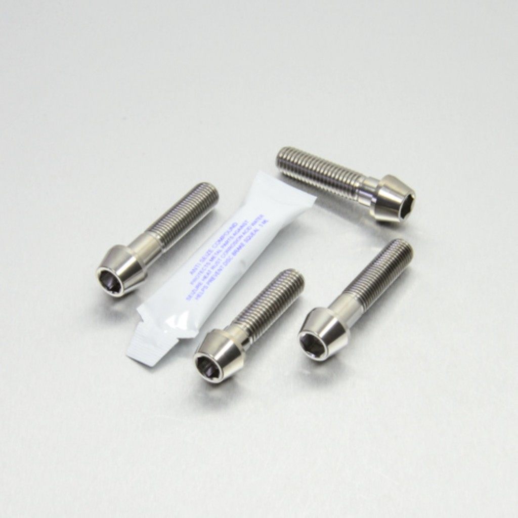 ■商品概要素材：チタン製品タイプ：フォーク重さ：82.09g入数：4穴あけ加工：なし■詳細説明チタンボルト 4個セット。M10 (1.25)×40mm テーパーソケットヘッドボルト。高張力6AL-4V(グレード5)チタン製。泥や水しぶきを浴びるバイクの前方のボルトは腐食しやすい傾向にあります。この交換用ボルトは耐腐食性に優れ、またオリジナルのスチール製よりも40％も軽量です。メーカーオリジナルと同じトルク設定で締め付けできます。ボルトをアップグレード！■注意点※メーカー都合により商品の仕様変更がある場合がございます。ご了承ください。■適合車種Z750&ensp;Z750 年式: 03-05