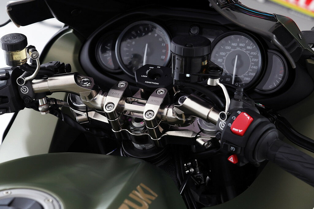 ■詳細説明AELLA アルミ可変ハンドルバー for Aluminum Cut-out AdjustableHandlebar(SUZUKIHayabusa)'スペシャルな無電解ニッケルめっき'アルマイトより耐久性、硬度、耐摩耗性に優れ美観としても優れている無電解ニッケルめっきを表面処理に採用。その為、使用に伴い発生する腐食や細かい傷から製品を守り、長く安心してお使いいただけます。カラーも'いぶし銀'と、くすんで渋みのある銀色で様々な車両・カスタムと一線を画すカラーリングになります。日本人に合わせたポジションをさらに追及できる'可変機構'。ライダーひとり1人に合わせてポジションを変えることができたら。そんな夢のような機構を実現させたのが「AELLA可変ハンドル」です。アルミのインゴットから削り出され、必要な剛性を確保、迫力のある見た目もAELLAパーツのアイデンティティとなっています。手を伸ばせばあるべきところにハンドルがある。握った感じも体にストレスがなく、自然体そのもの。AELLAはそんな理想ポジションを実現すべく日夜ノウハウの蓄積を地道に行っています。ハヤブサ用トップブリッジ(AE-02024)と組み合わせアップハンにする事により、荷重をかけやすくなり長距離走行時にポジションに余裕が出てきます。17度設定の場合：幅：約37mm広く高さ：約47mm高く絞り：約19度広い(純正35.5°)垂れ角：4°(純正9°)になります。完全専用設計4ピース組立式構造クロムモリブデン鋼位置決めピン採用肉抜き加工による軽量化と過度な硬質感の緩和ボルト単品より補修可能純正バーエンド対応スイッチボックス位置決め穴開け加工済み製品スペック■ポジション(純正比較)絞り角は17°/19°/21°の3つから選ぶことができます。●絞り設定17度の場合高さ：約53mm幅：約671mm ※グリップ位置で純正+2mm●絞り設定19度の場合高さ：約53mm幅：約665mm ※グリップ位置で純正同等●絞り設定21度の場合高さ：約53mm幅：約659mm ※グリップ位置で純正-2mm■重量 1.71kg (純正2.46kg)(ハンドル+トップブリッジの重量)■垂れ角 4度 (純正9度)■適合車種SUZUKI Hayabusa※AELLA社アルミトップブリッジ(AE-02024)と組み合わせて使用してください※ブレーキ・クラッチホースの延長が必要です。SWAGE-LINE製AELLAハンドル用キット AE-02024-OP をご用意しております。ご留意点■スペーサーサイズについて標準で付属するのは「2mm」です。オプションで7mm、9mm、12mmもございます。ハンドルご注文時であれば上記サイズへの変更は無料です。なお、追加でご注文の際はスペーサー＋ボルト1台分￥3，250(税別)が必要となります。ご希望の場合はご購入時にその旨ご記載ください。■注意点※画像には他の商品が含まれている場合があります。※メーカー都合により商品の仕様変更がある場合がございます。ご了承ください。■適合車種HAYABUSA&ensp;HAYABUSA 年式: 22-